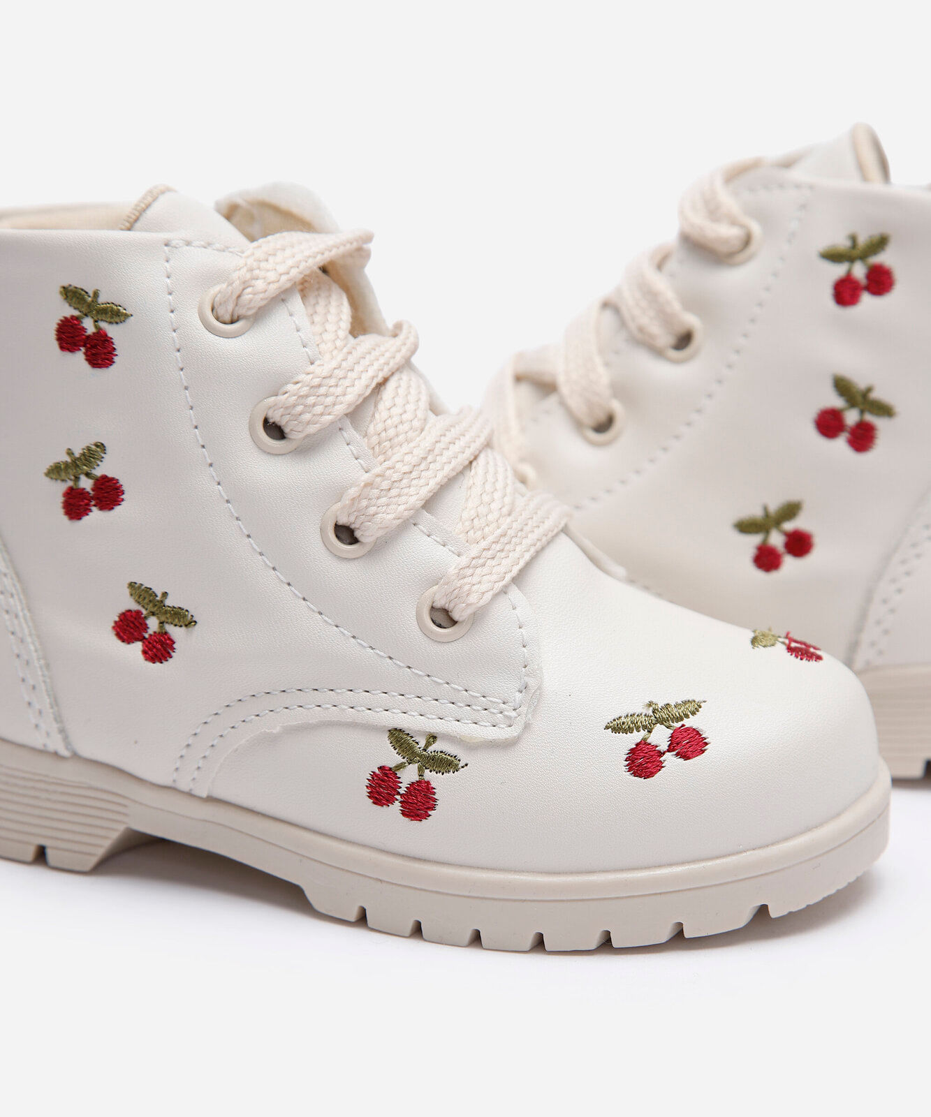 coturno infantil com bordado cerejas off white