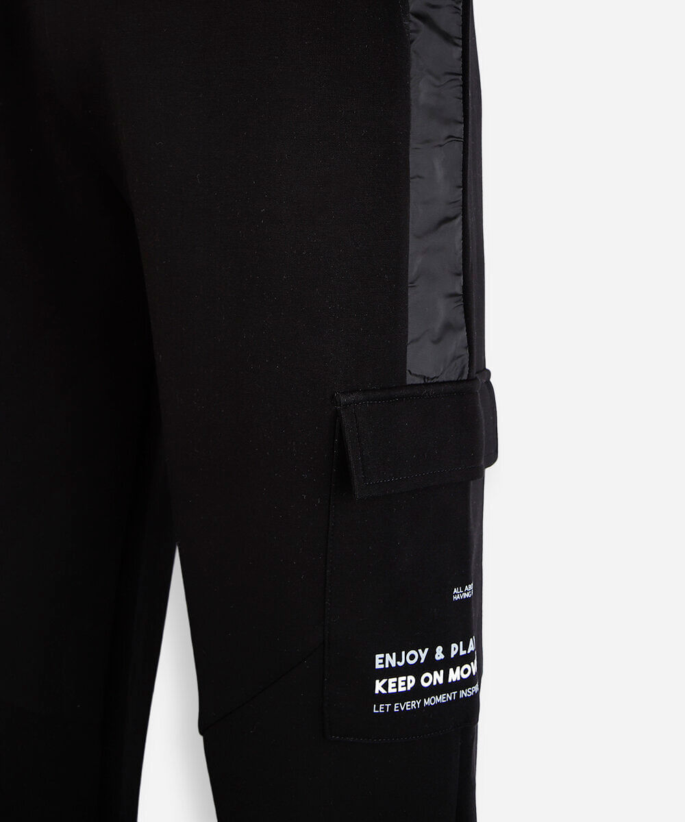 calça jogger juvenil de moletom com bolso cargo preta