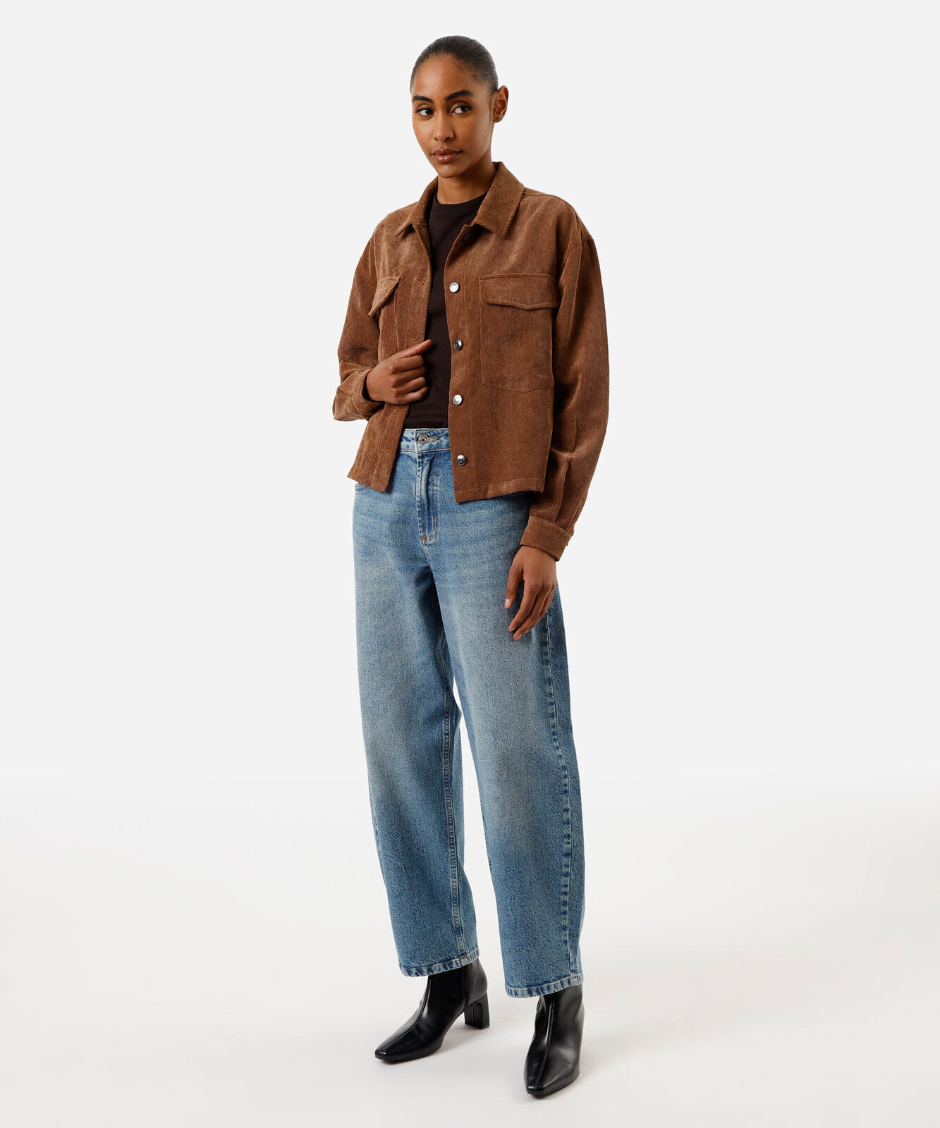 camisa feminina shacket com bolso oversized marrom