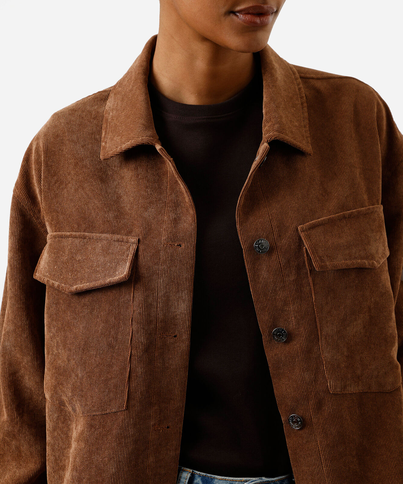 camisa feminina shacket com bolso oversized marrom