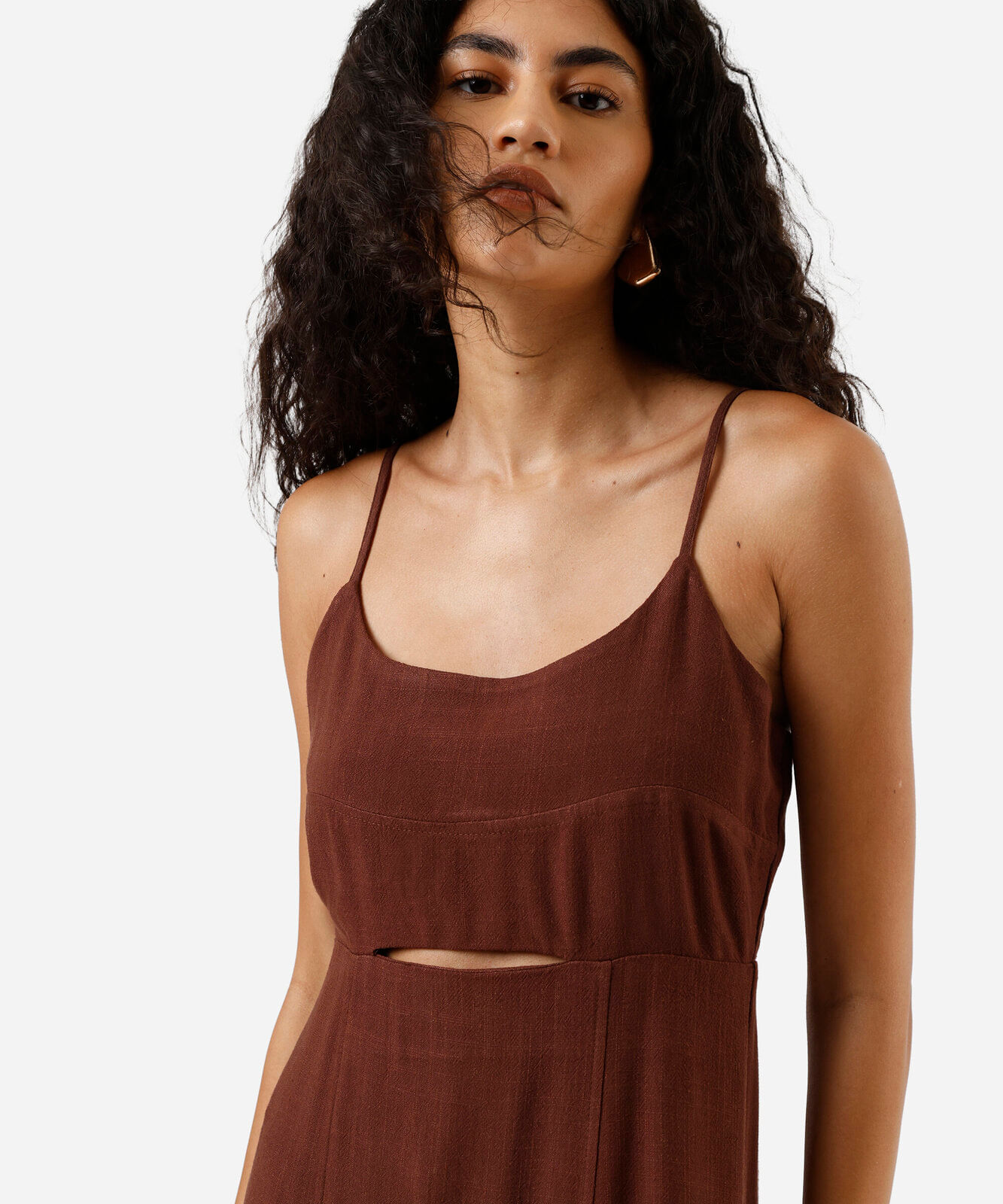 vestido midi alça fina feminino com linho e recorte marrom