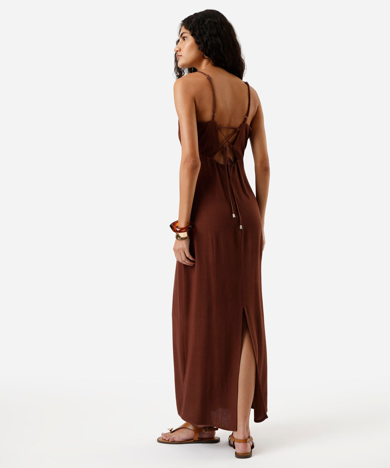 vestido midi alça fina feminino com linho e recorte marrom