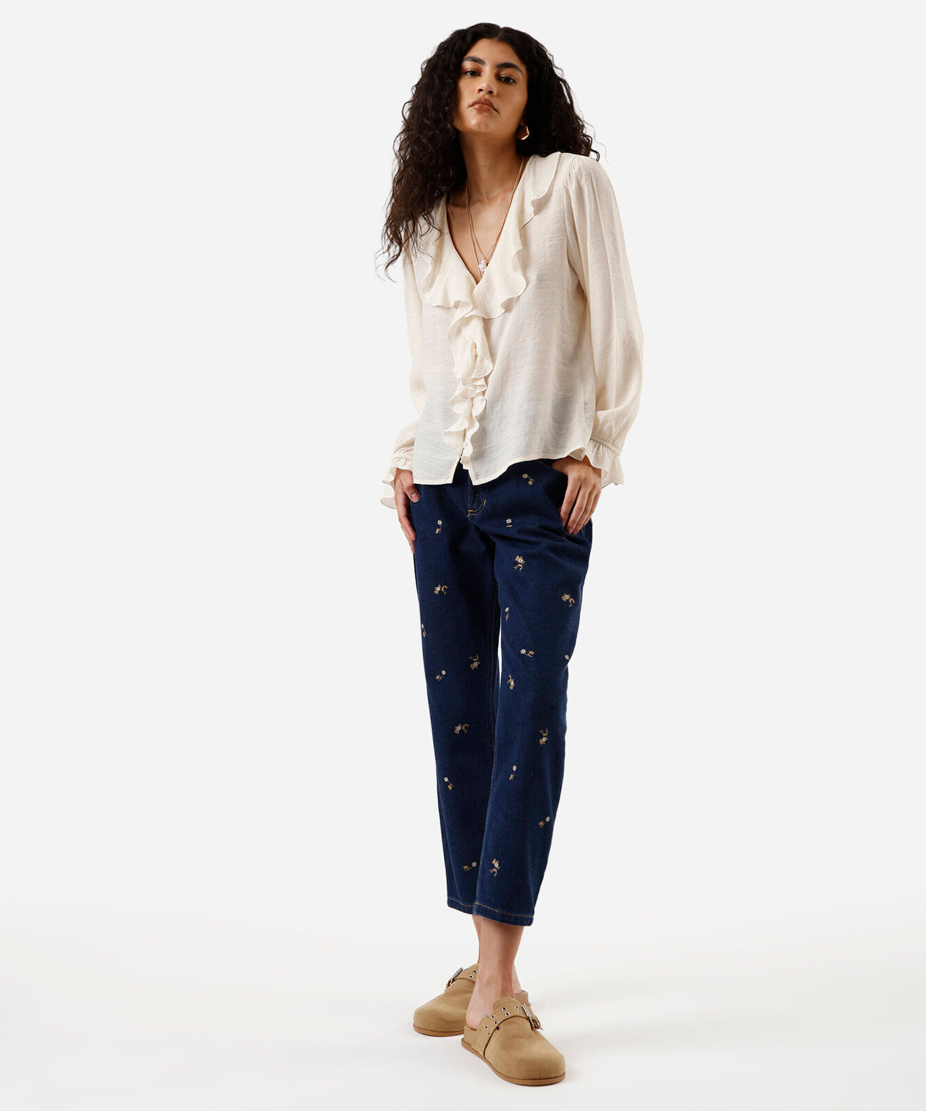 camisa feminina com babados texturizada off white
