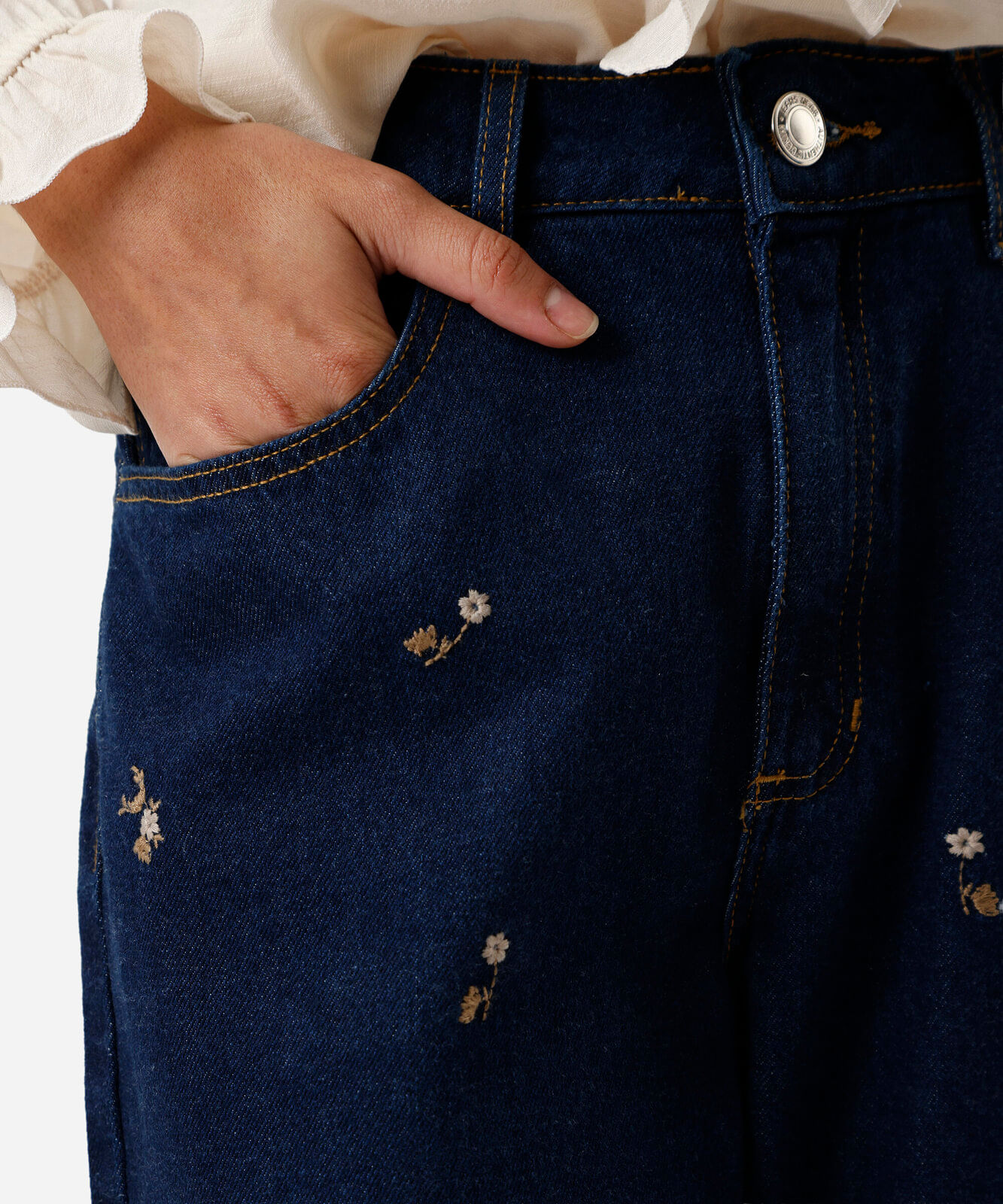 calça mom feminina jeans com bordado floral azul