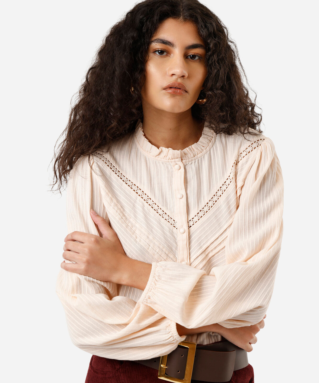 camisa feminina de algodão com pregas listrada bege