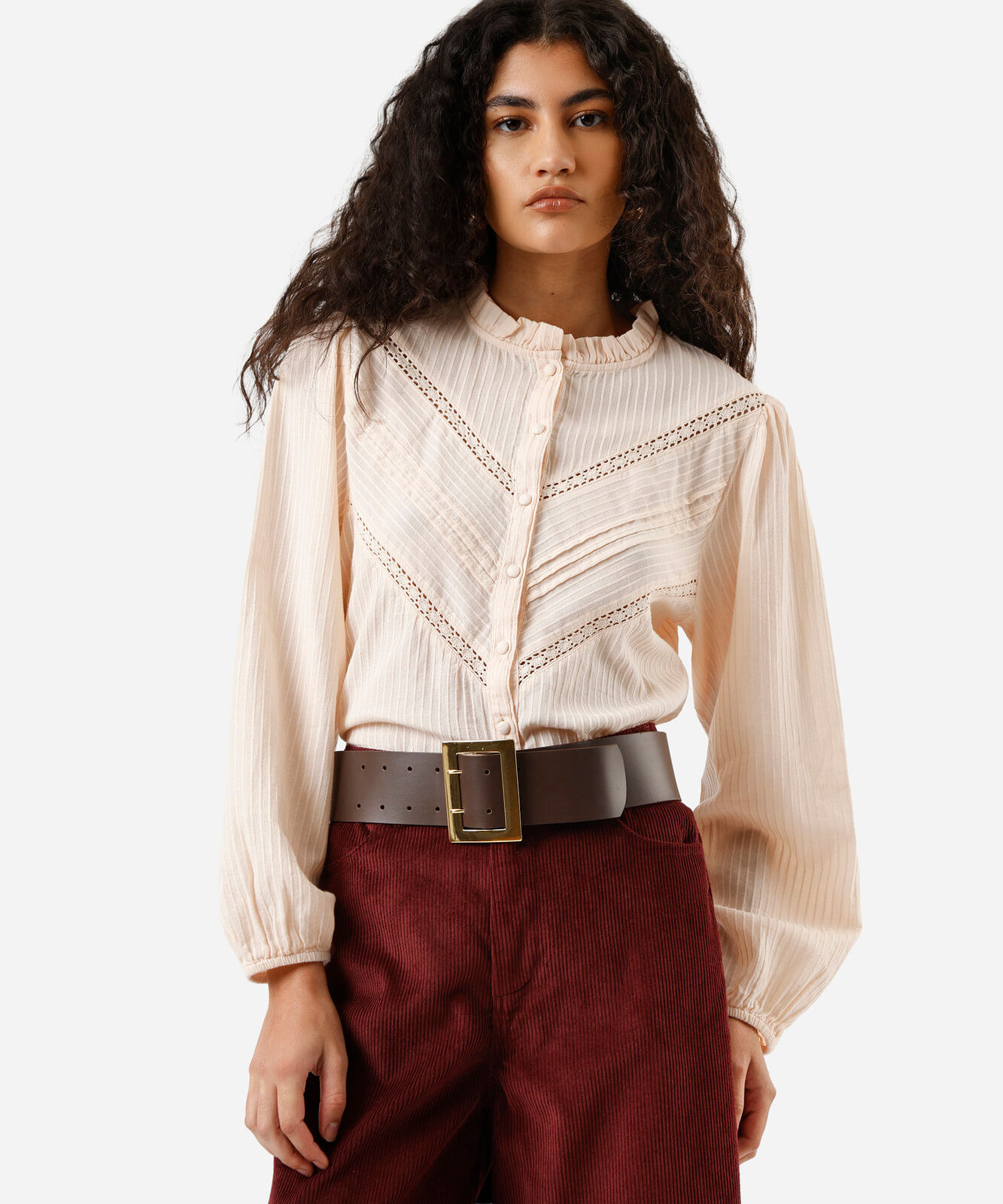 camisa feminina de algodão com pregas listrada bege
