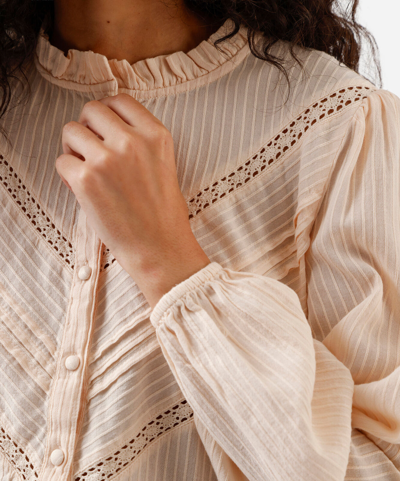 camisa feminina de algodão com pregas listrada bege