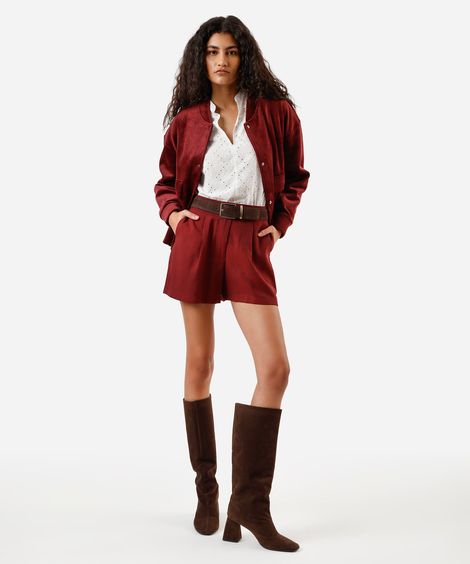 short de alfaiataria feminino com viscose e pregas vinho