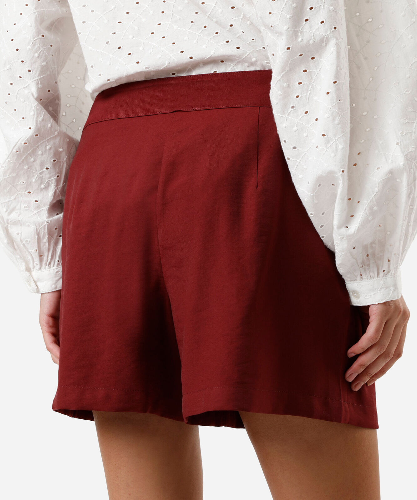 short de alfaiataria feminino com viscose e pregas vinho