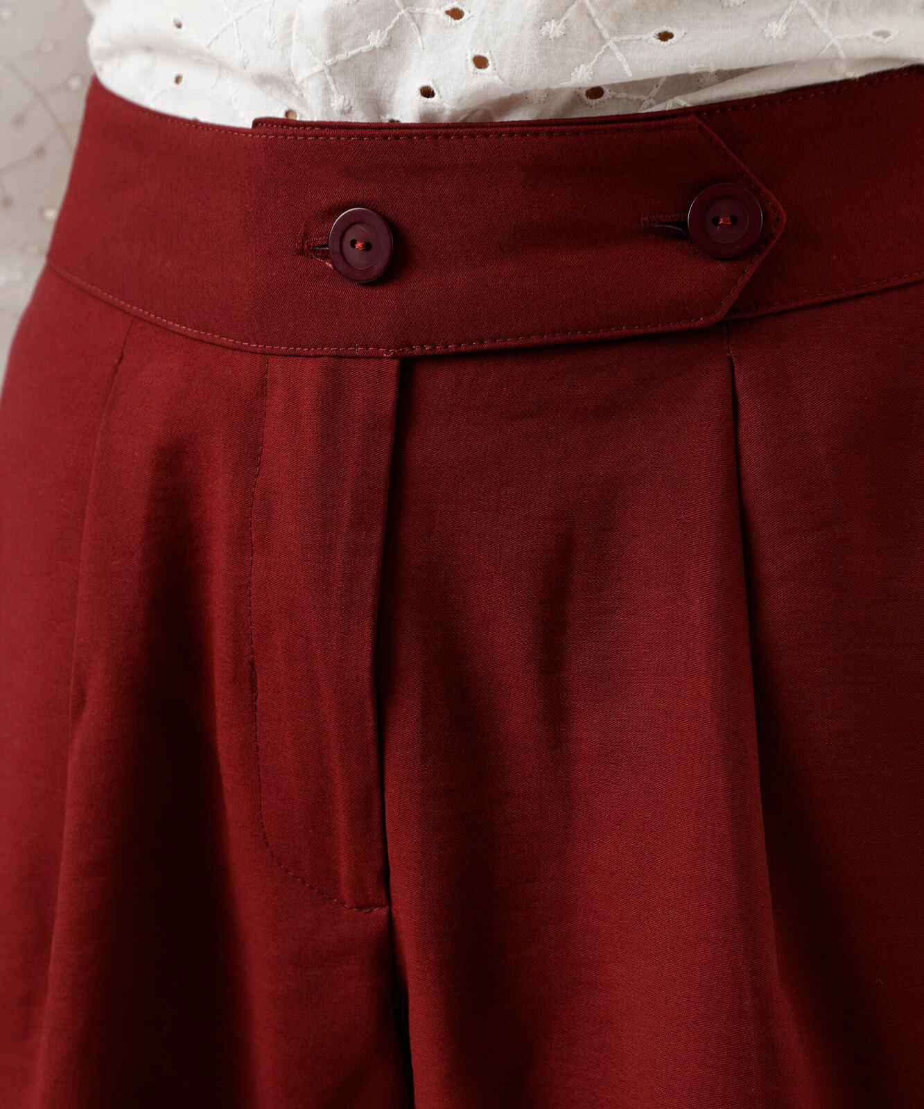 short de alfaiataria feminino com viscose e pregas vinho