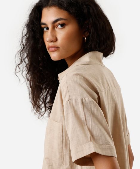 camisa feminina de algodão manga curta com bolsos bege