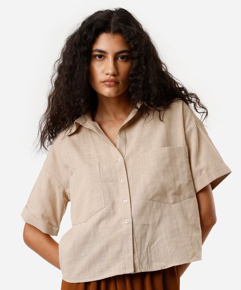 camisa feminina de algodão manga curta com bolsos bege