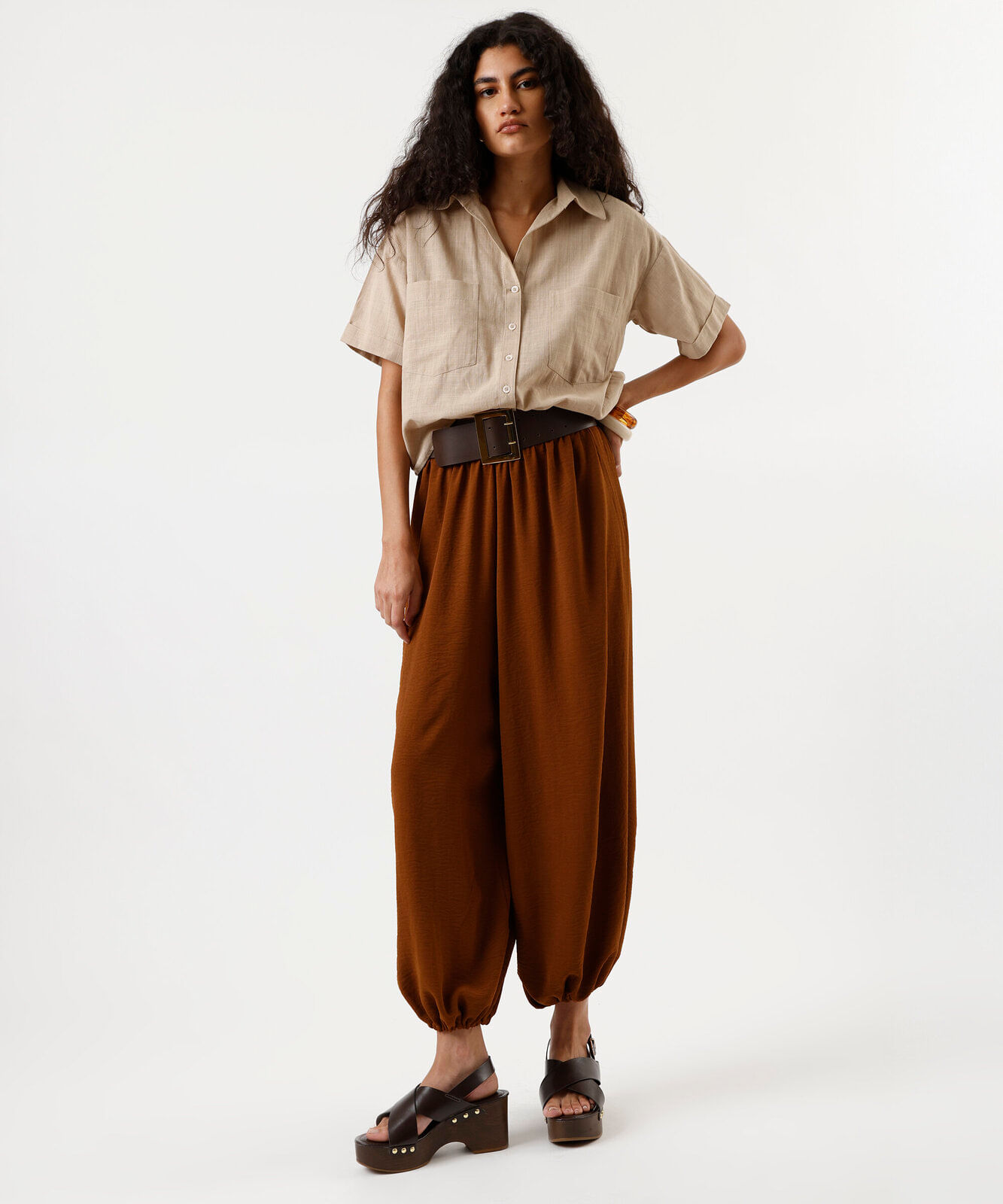 camisa feminina de algodão manga curta com bolsos bege