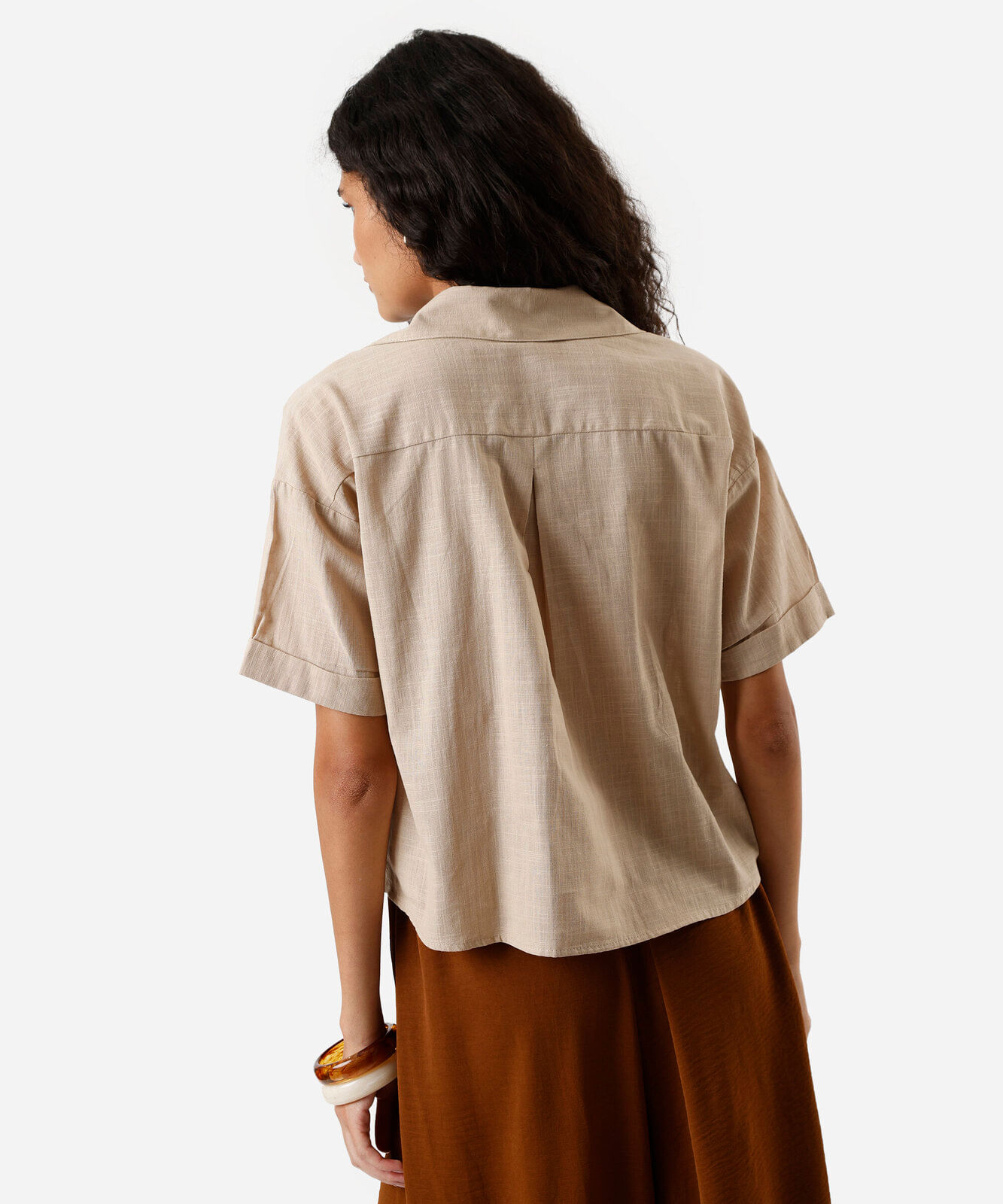 camisa feminina de algodão manga curta com bolsos bege