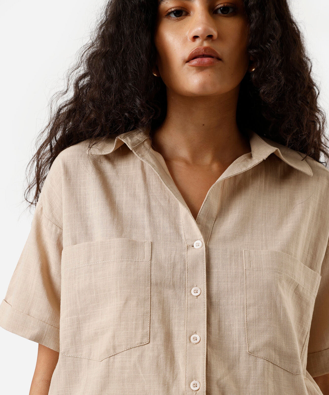 camisa feminina de algodão manga curta com bolsos bege