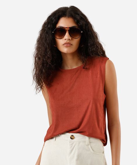 regata feminina de suede decote redondo marrom