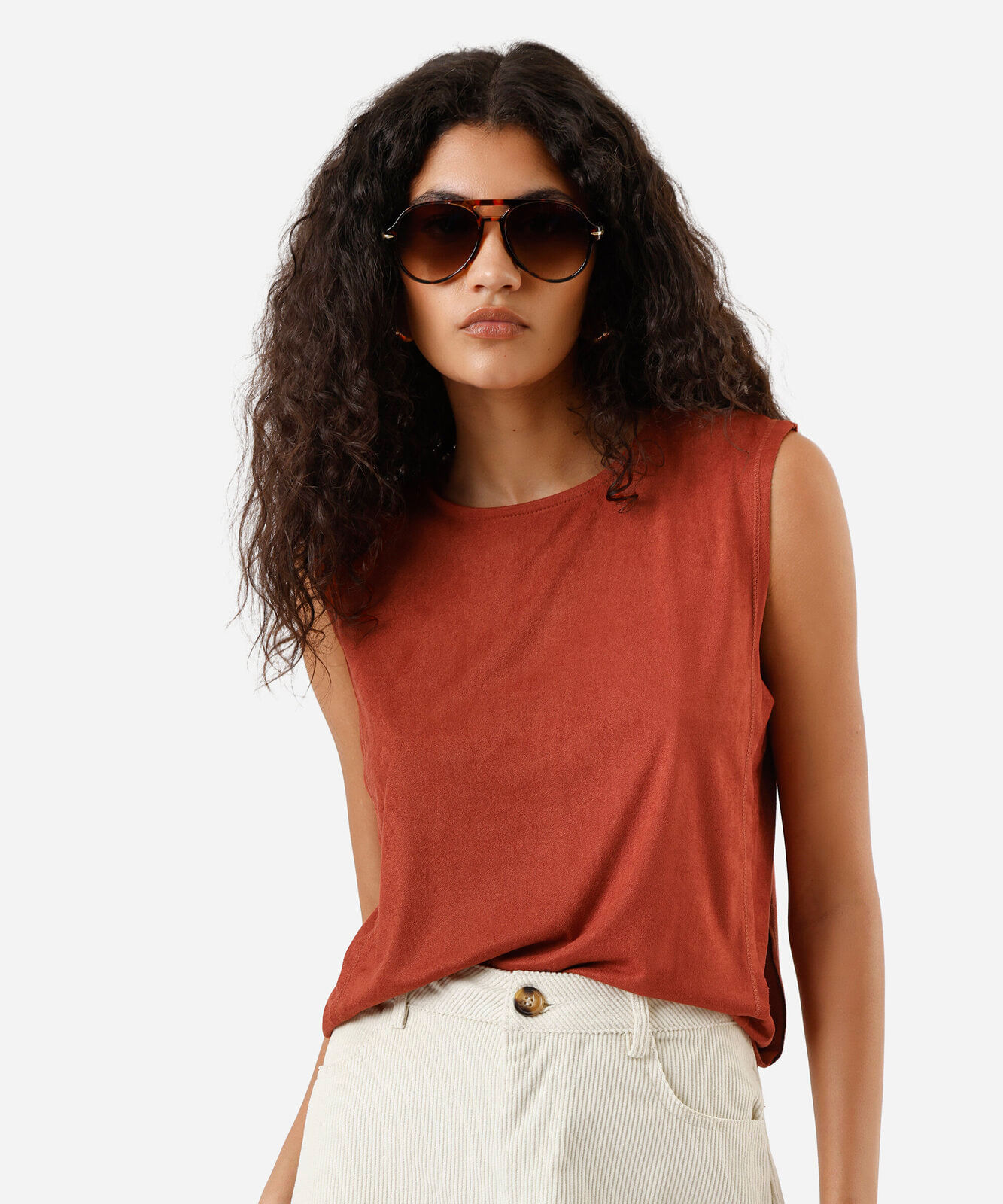 regata feminina de suede decote redondo marrom