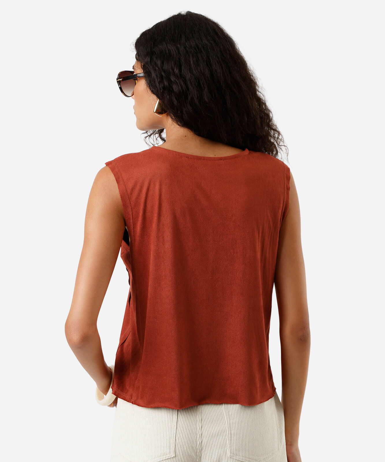 regata feminina de suede decote redondo marrom