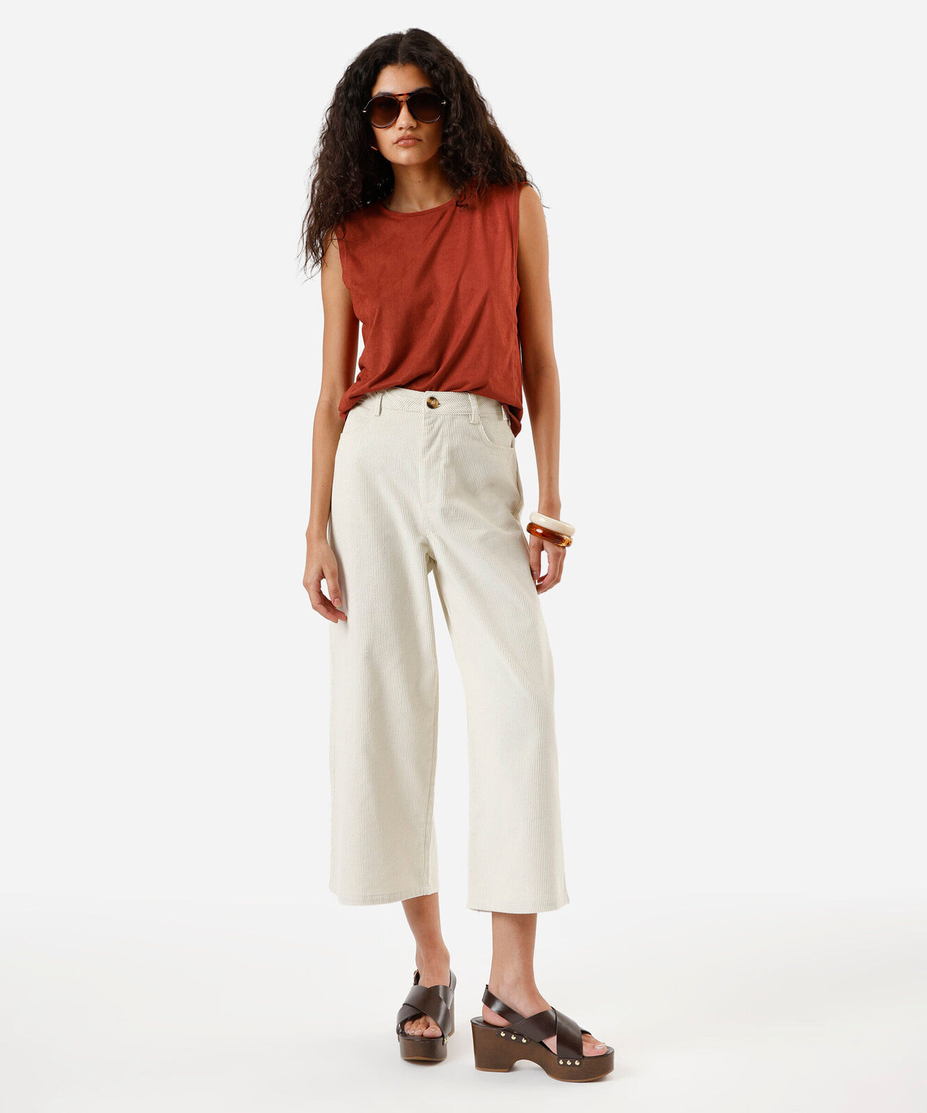 regata feminina de suede decote redondo marrom
