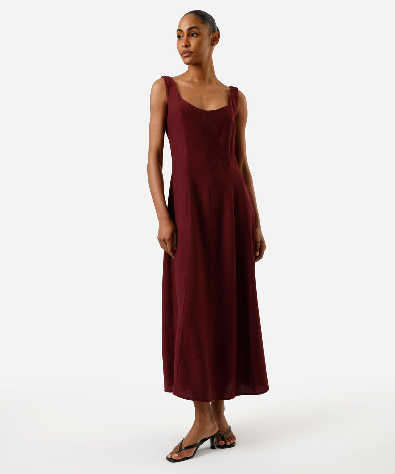 vestido midi evasê feminino com viscose e recortes vinho