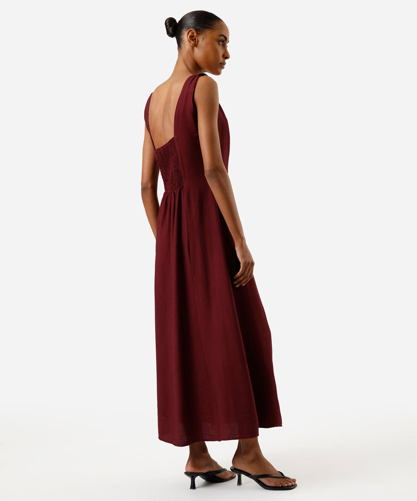 vestido midi evasê feminino com viscose e recortes vinho