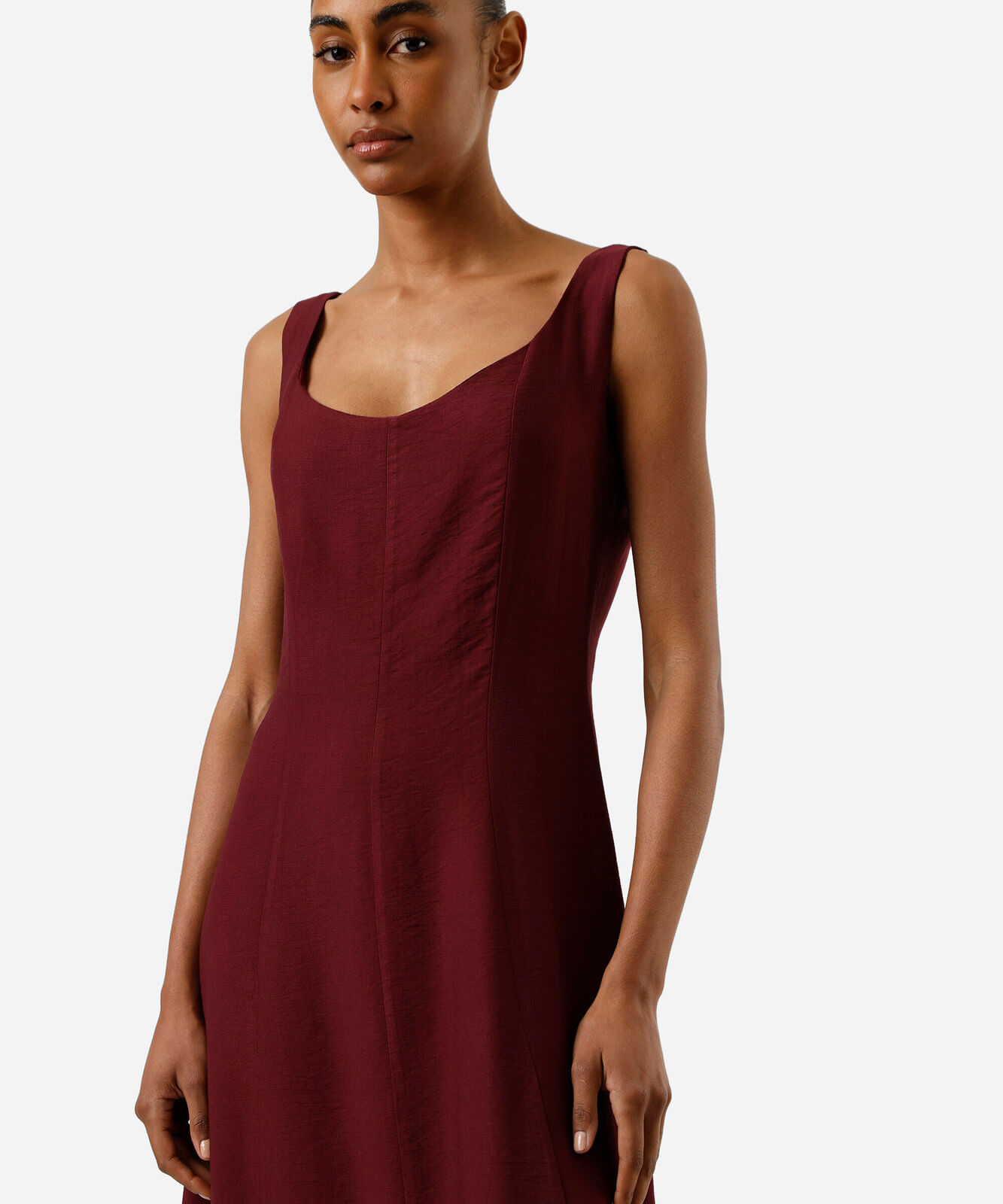 vestido midi evasê feminino com viscose e recortes vinho