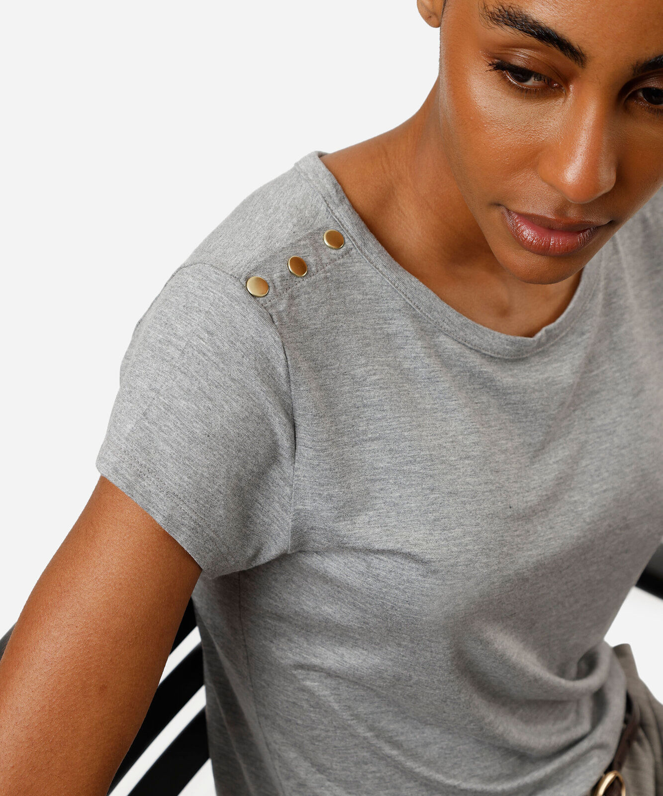 blusa feminina de viscose com botões cinza