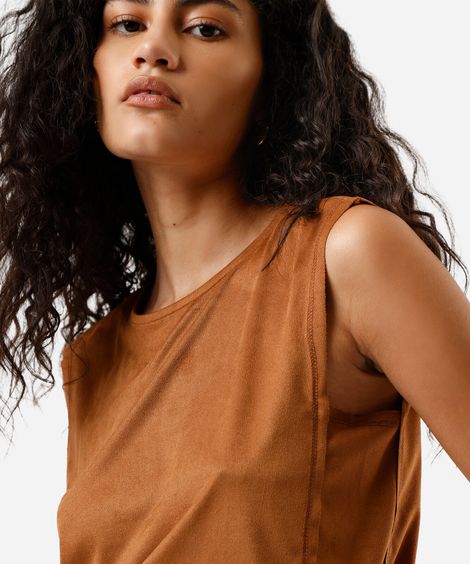 regata feminina de suede decote redondo marrom