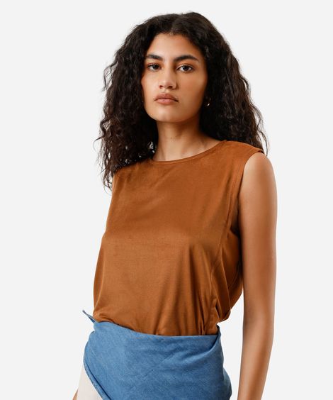 regata feminina de suede decote redondo marrom