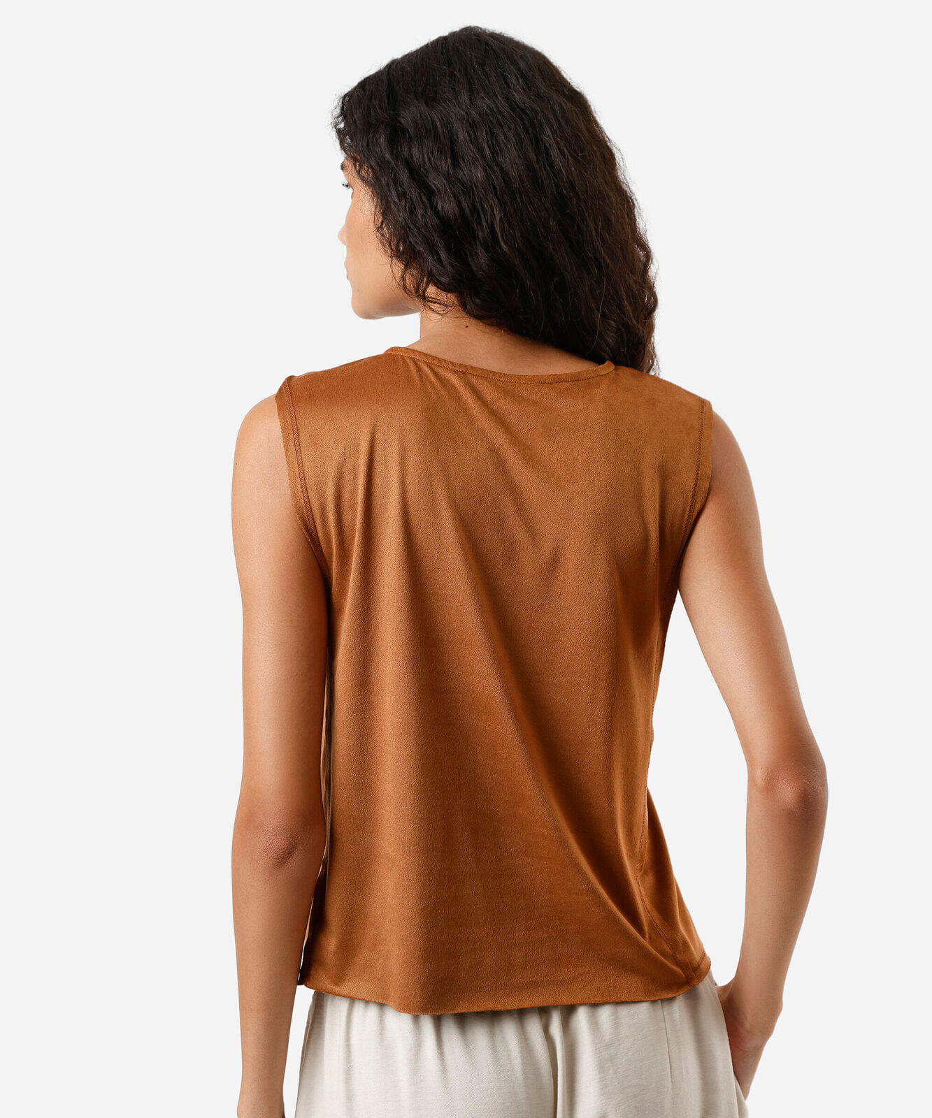 regata feminina de suede decote redondo marrom