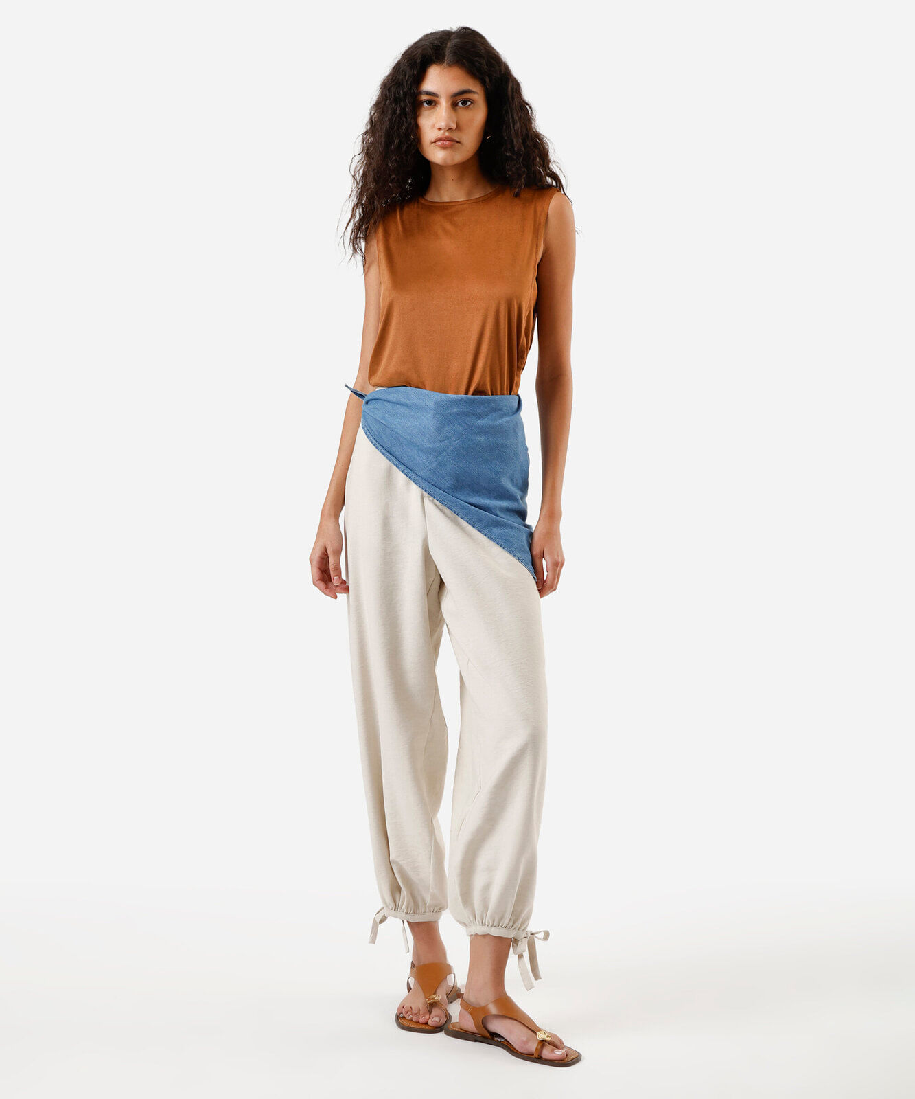 regata feminina de suede decote redondo marrom