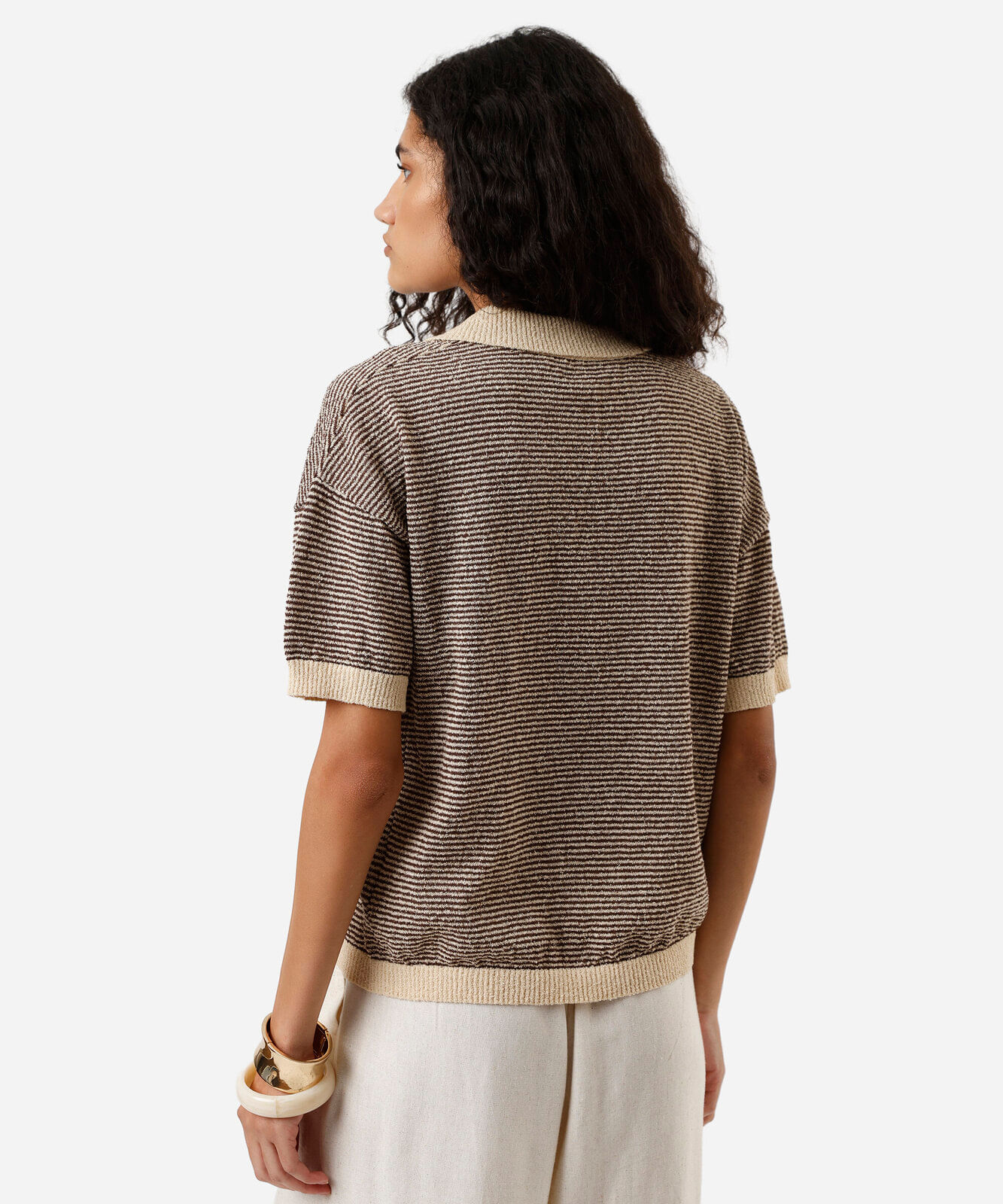 polo feminina de tricot texturizada listrada bege