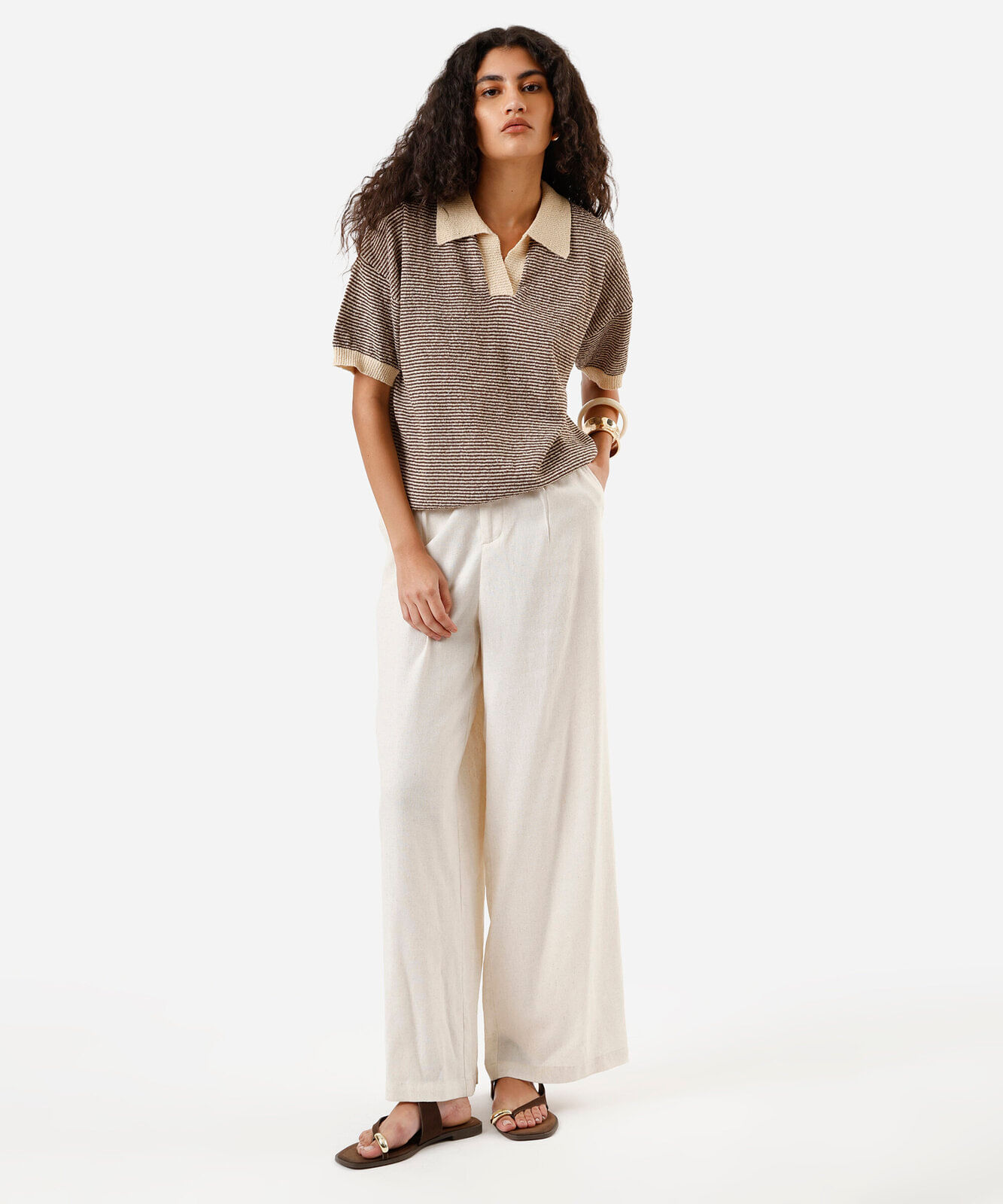 polo feminina de tricot texturizada listrada bege