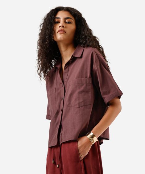 camisa feminina de algodão manga curta com bolsos marrom