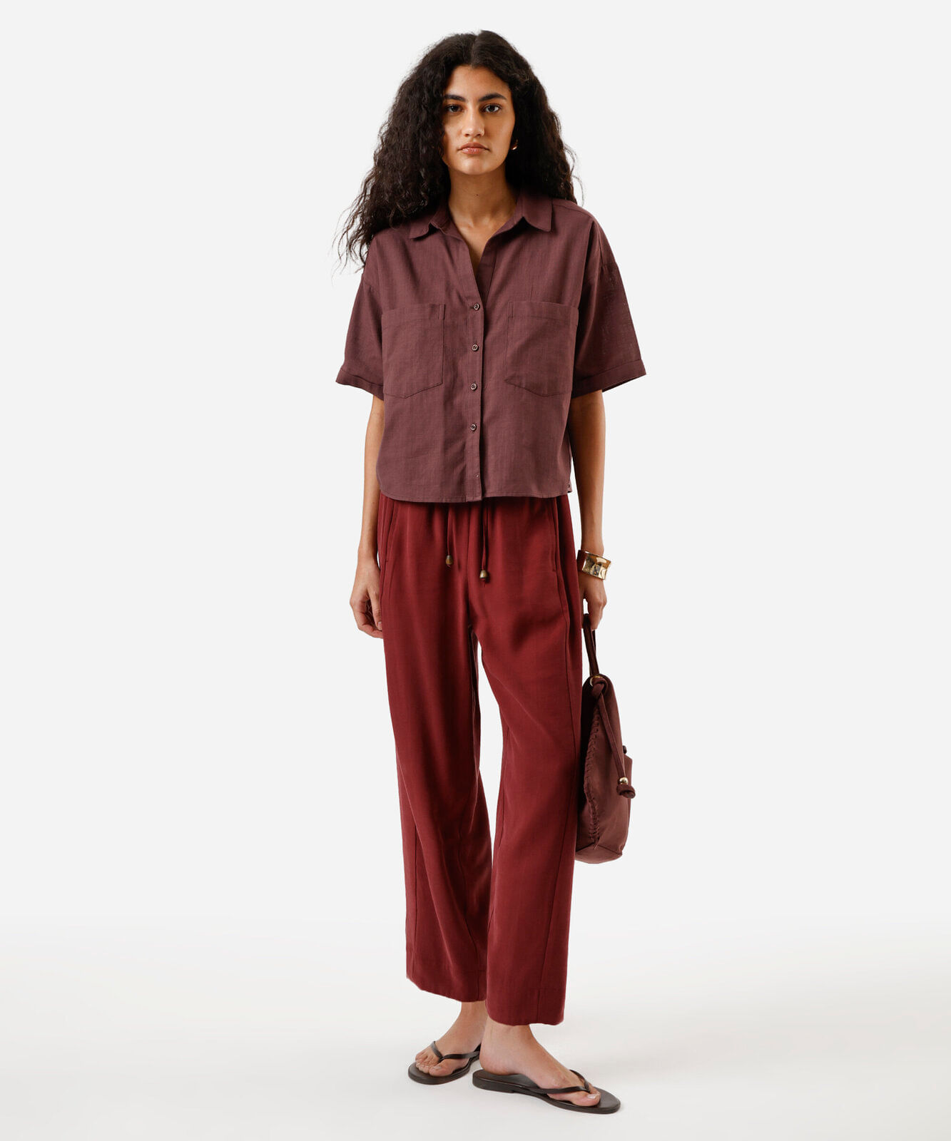 camisa feminina de algodão manga curta com bolsos marrom