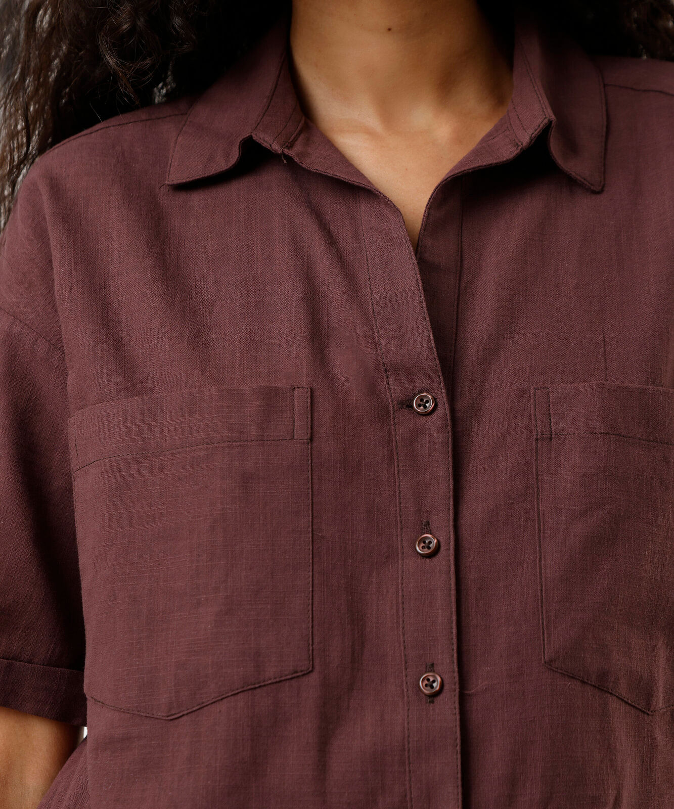 camisa feminina de algodão manga curta com bolsos marrom