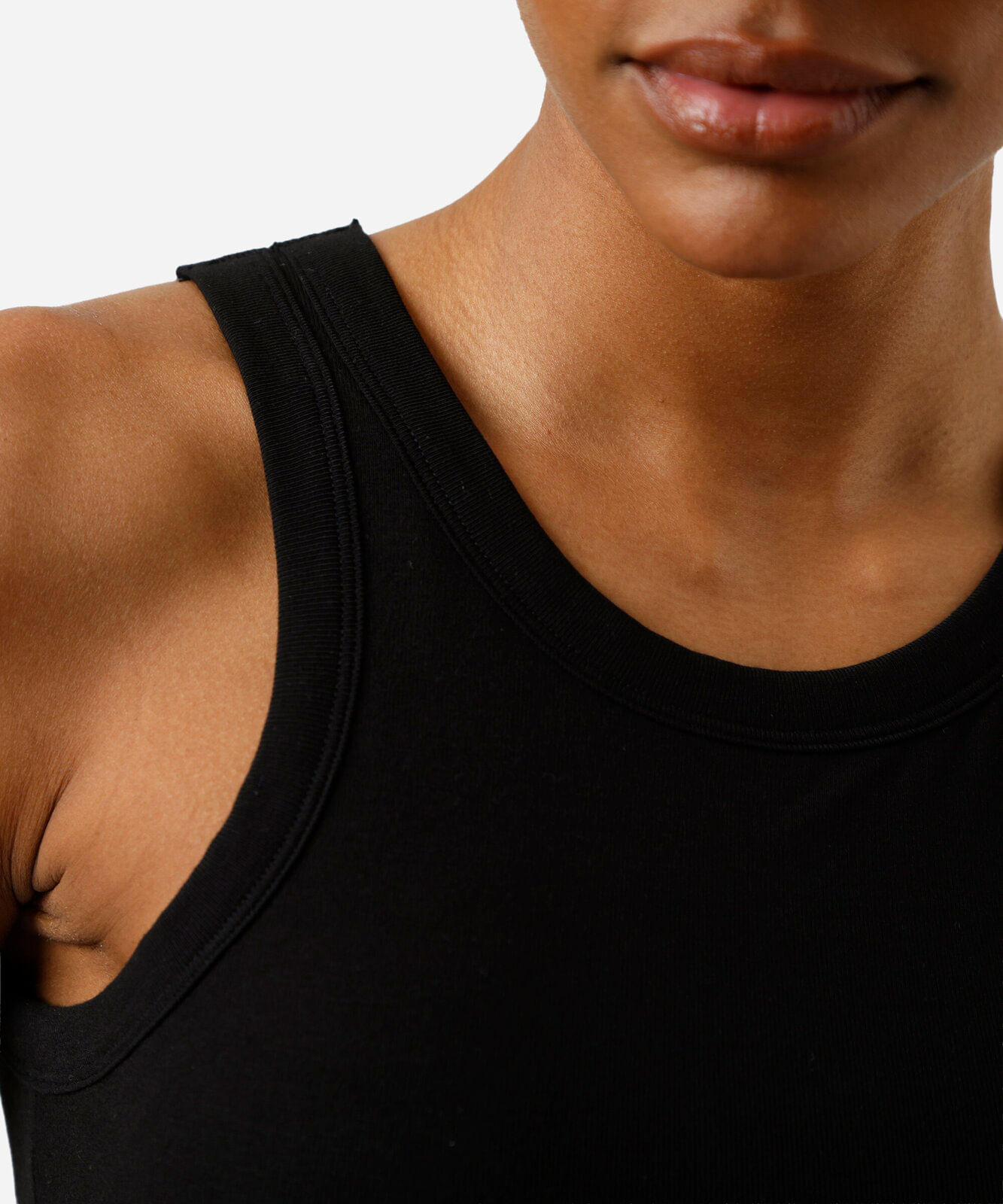 regata feminina cropped com bojo preta