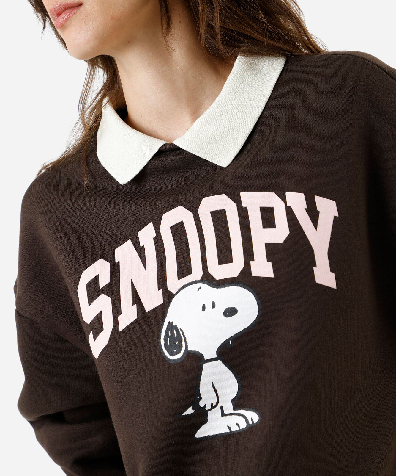 blusão feminino de moletom com gola esporte snoopy - marrom