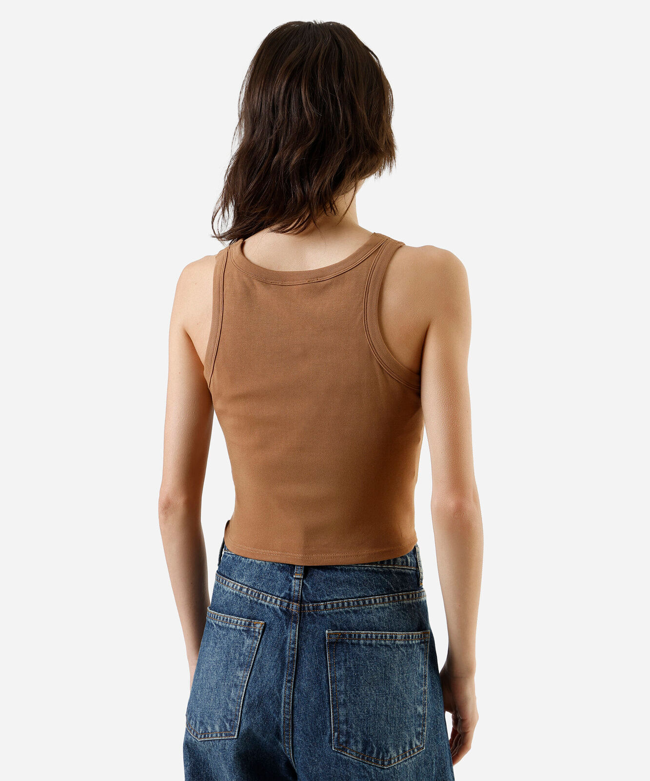 regata feminina cropped com bojo marrom