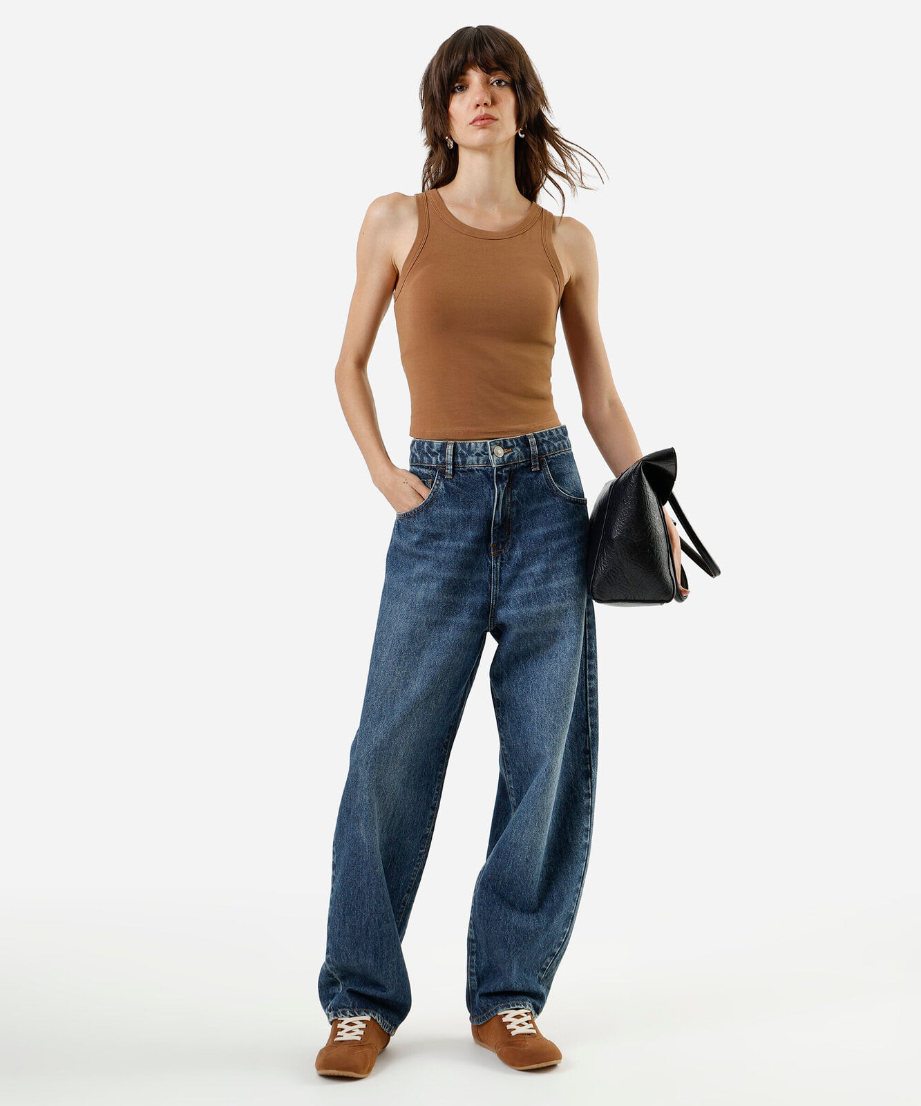 regata feminina cropped com bojo marrom