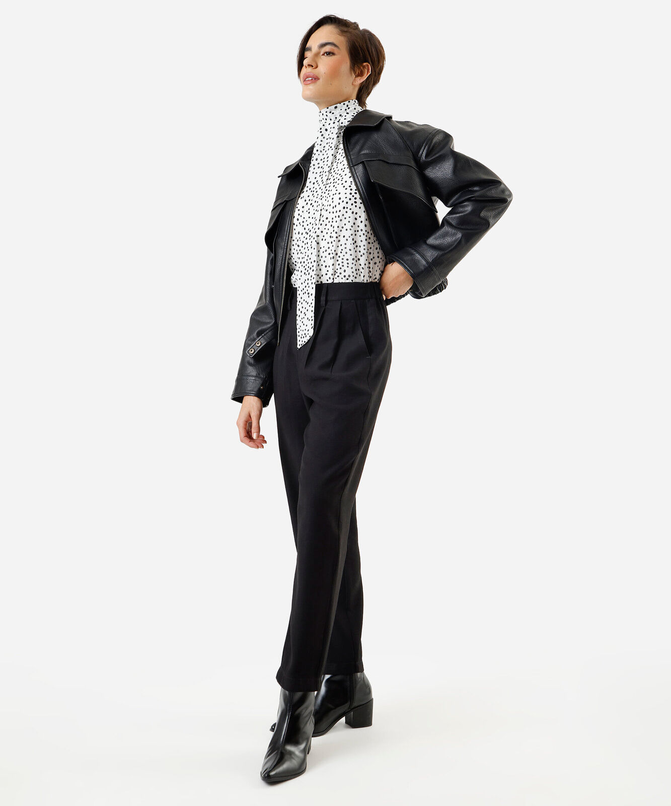 calça reta de alfaiataria feminina com viscose e pregas preto