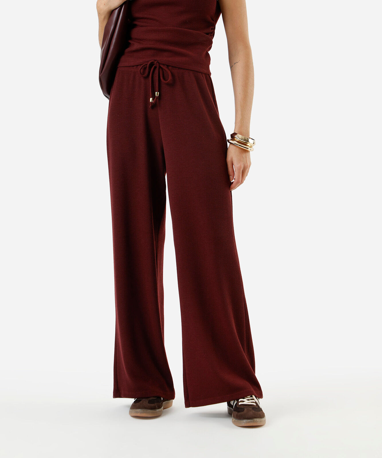 calça reta feminina texturizada cintura alta com elástico vinho