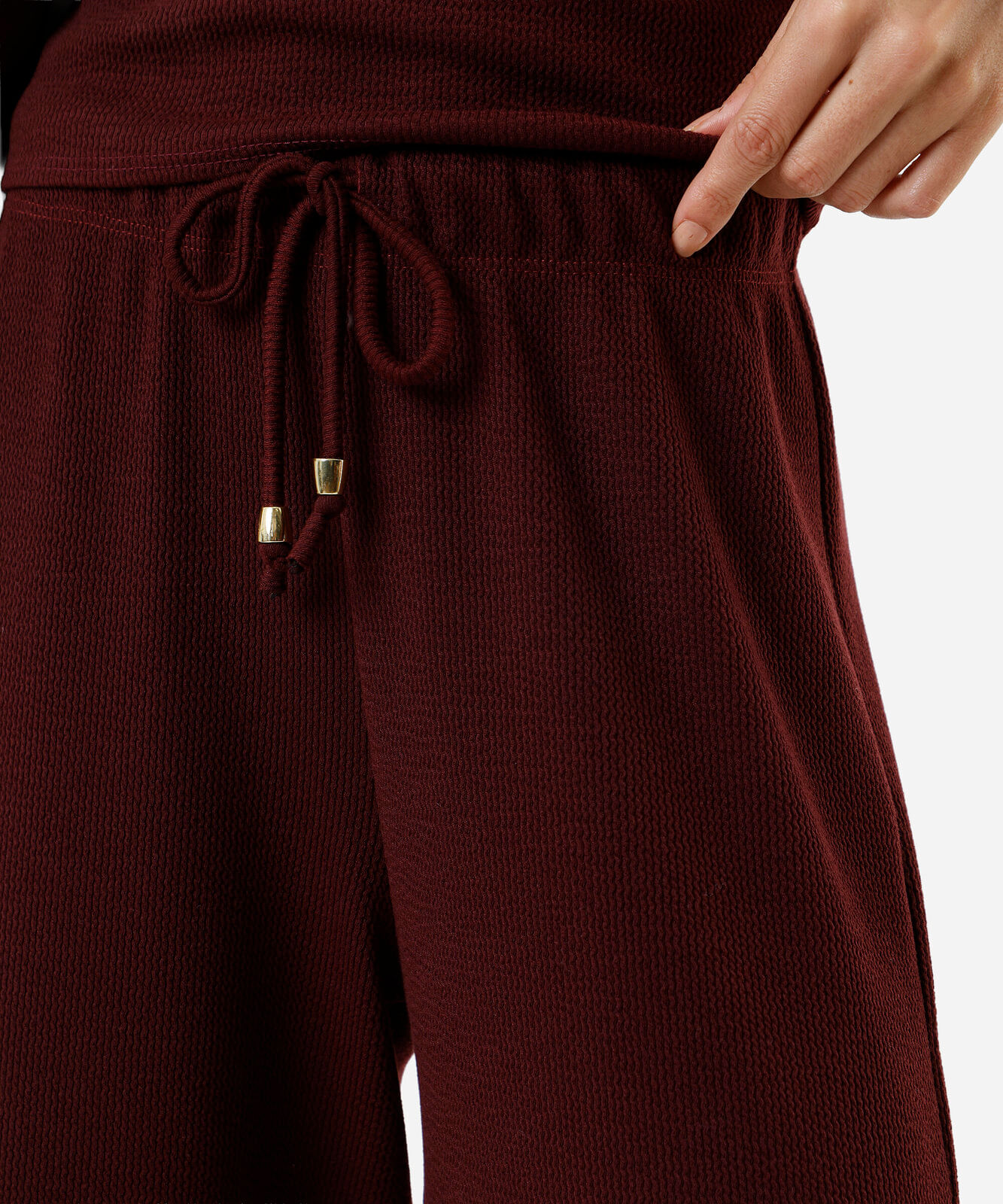 calça reta feminina texturizada cintura alta com elástico vinho
