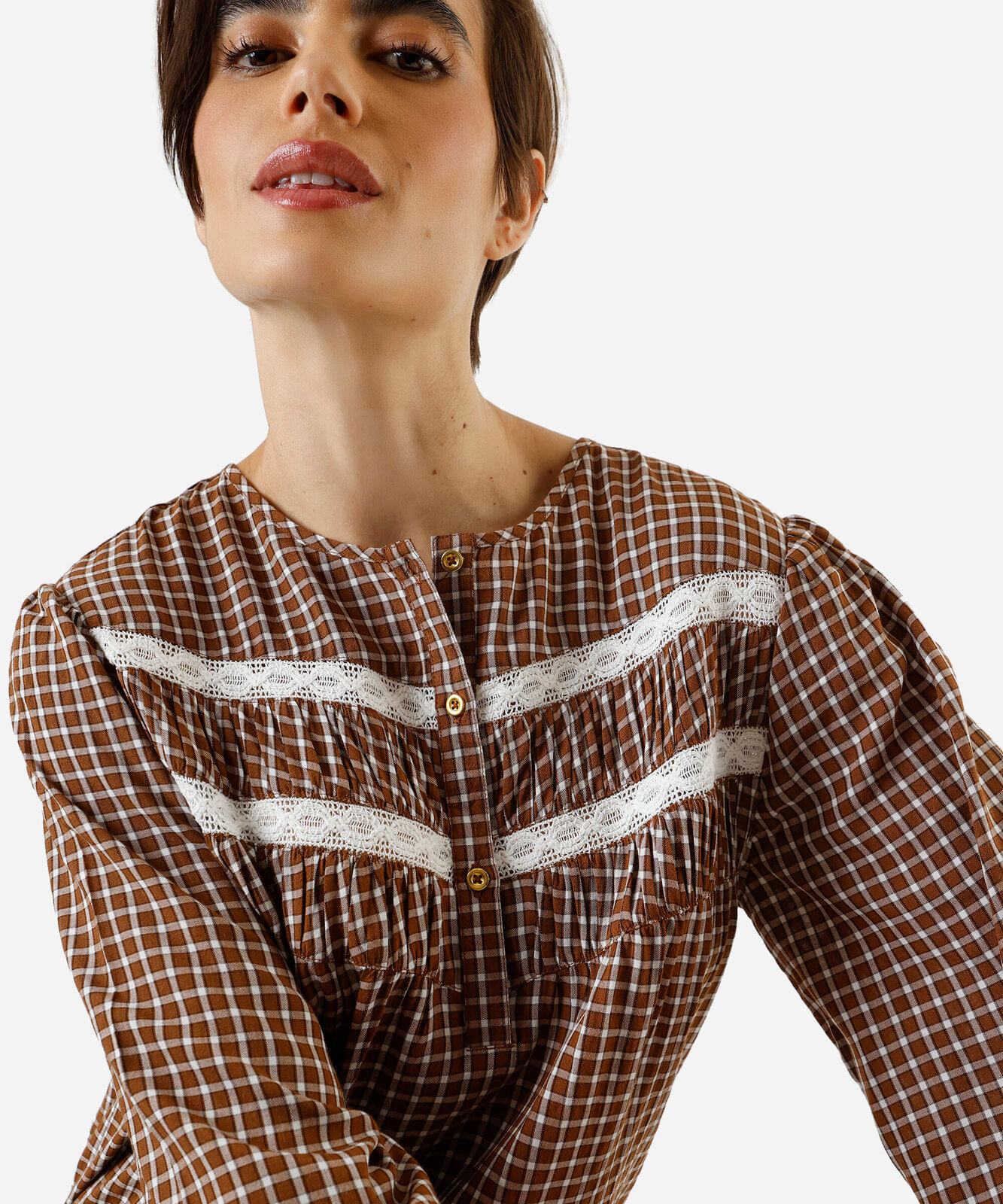 blusa feminina de viscose com renda xadrez marrom