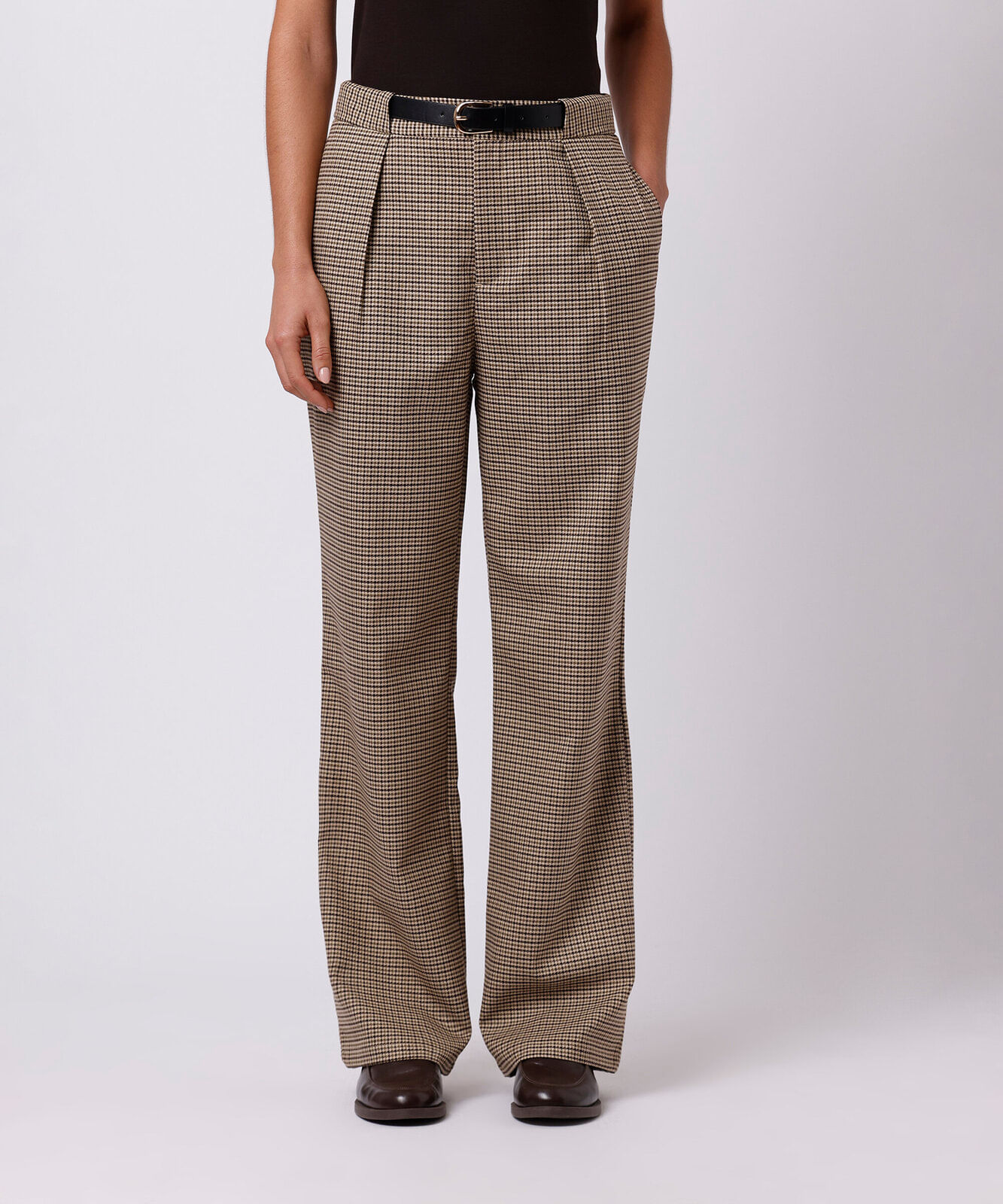 calça de alfaiataria feminina com pregas e cinto xadrez mindset colorida