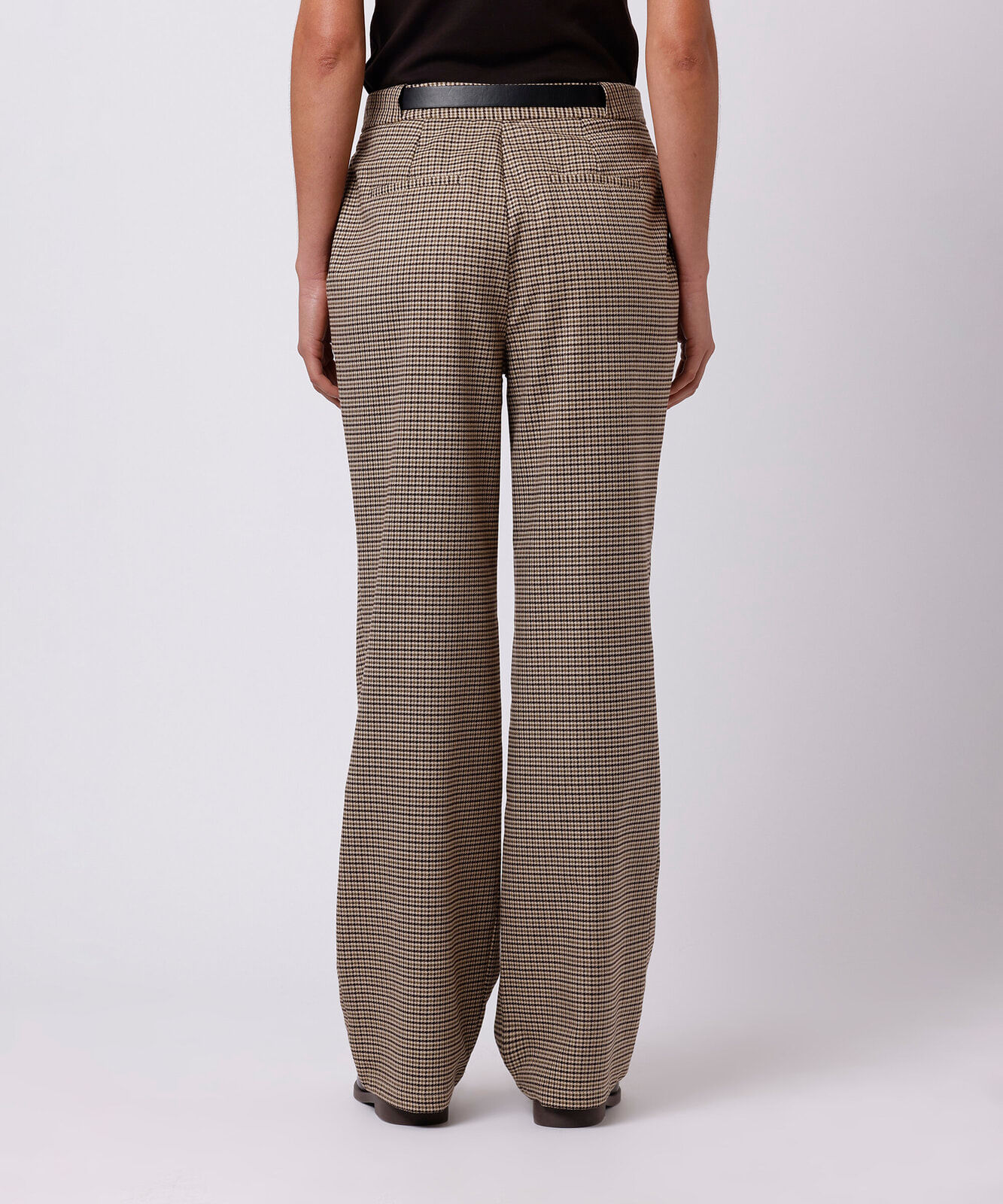 calça de alfaiataria feminina com pregas e cinto xadrez mindset colorida