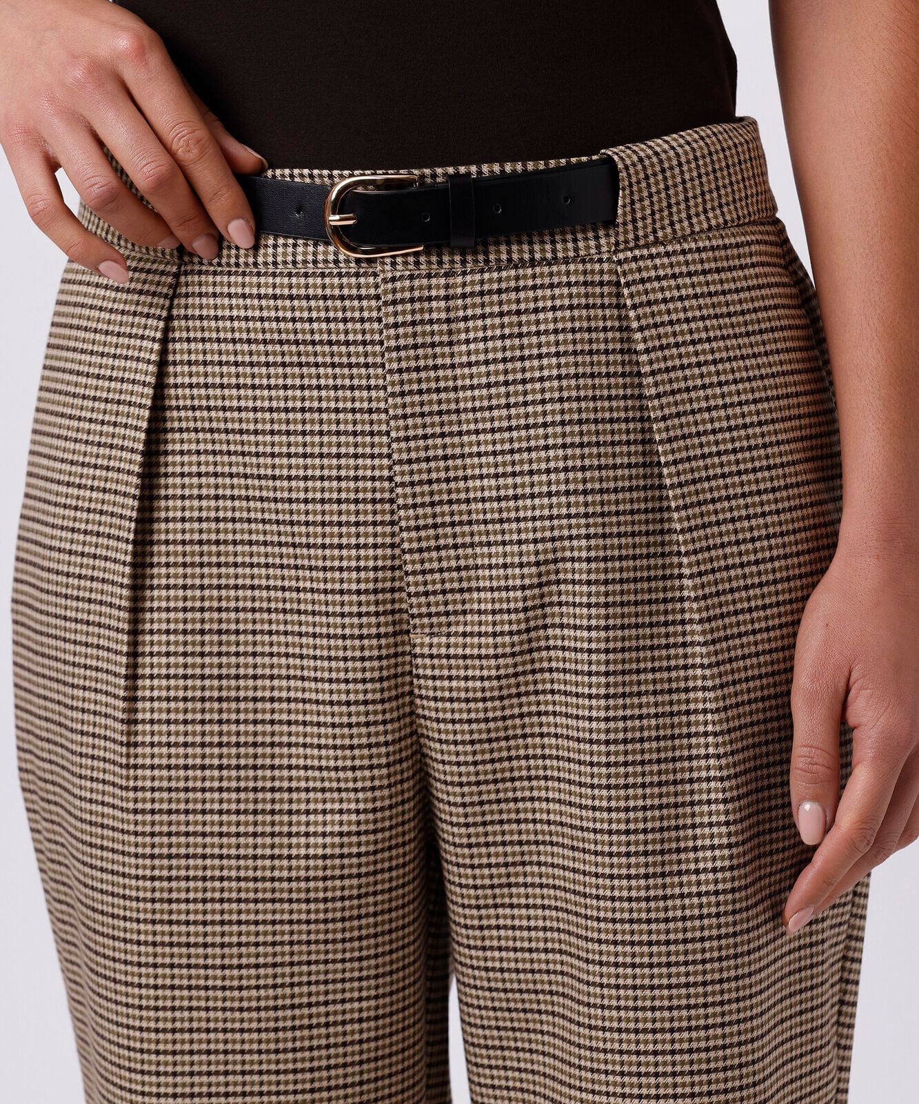 calça de alfaiataria feminina com pregas e cinto xadrez mindset colorida