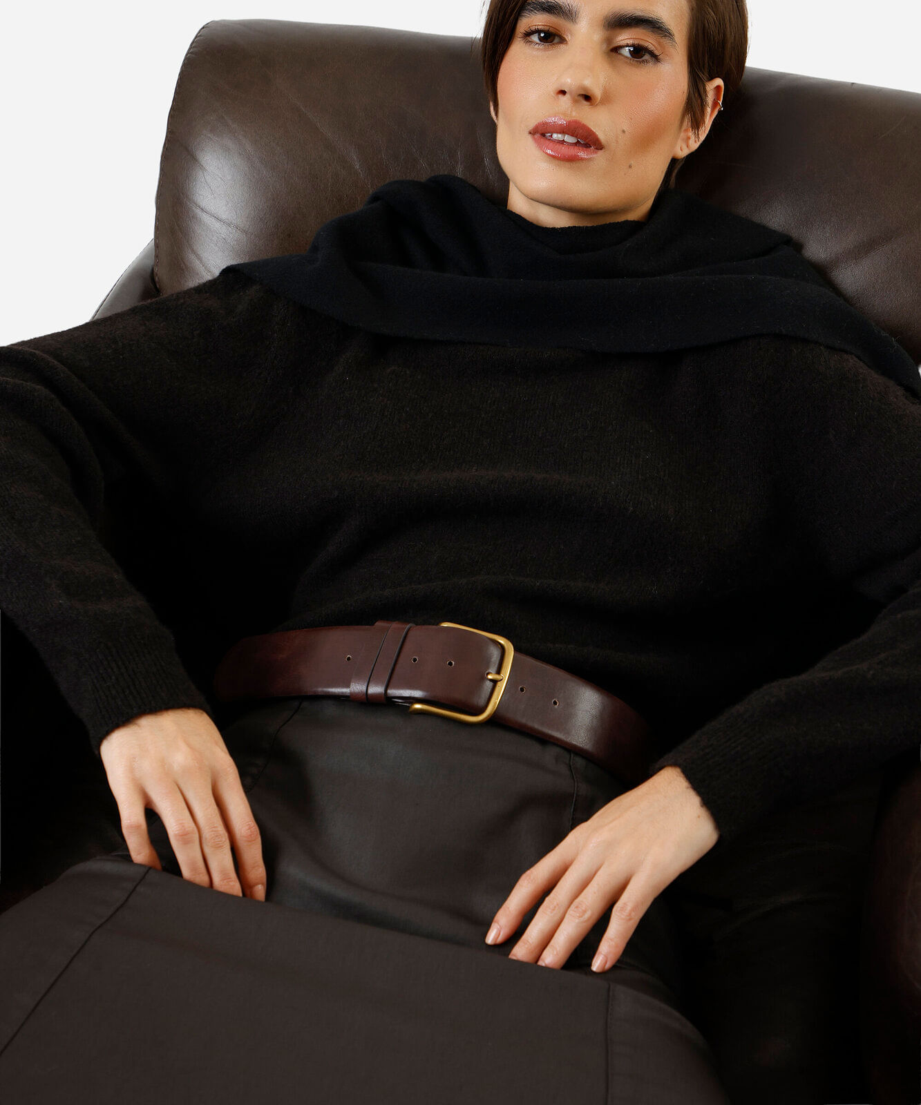 saia midi feminina de sarja resinada marrom