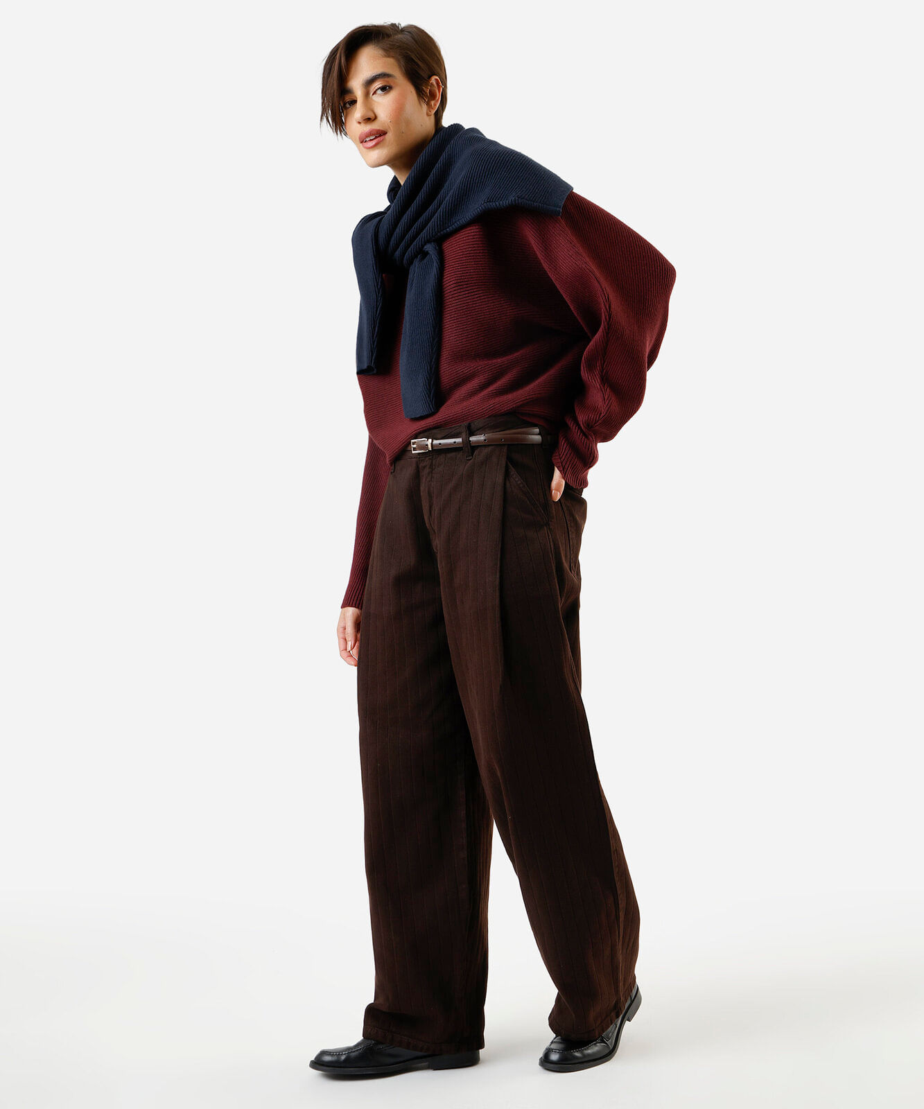 calça balloon feminina de sarja com pregas cintura média canelada marrom