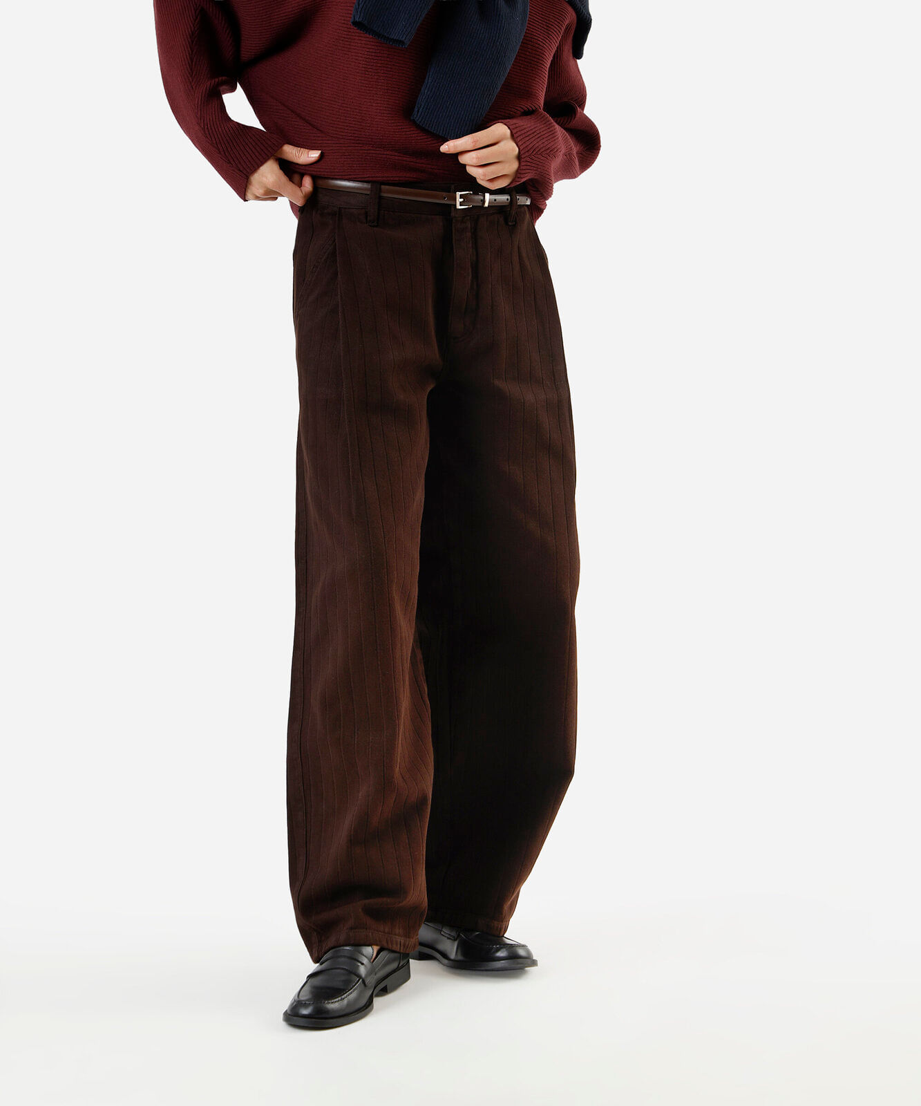 calça balloon feminina de sarja com pregas cintura média canelada marrom